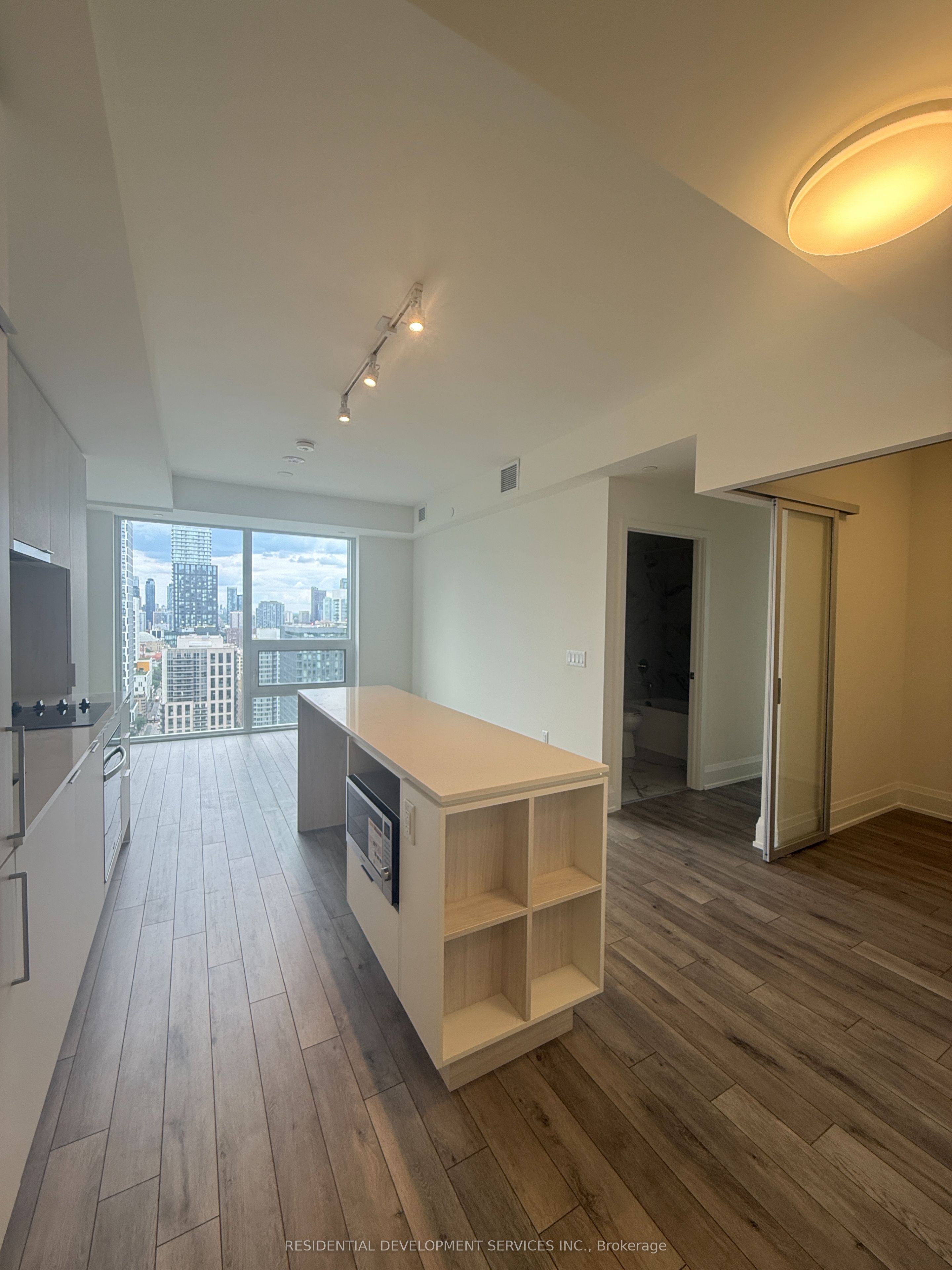89 Church Street 3704, Toronto, ON M5C 0B7 photo 3