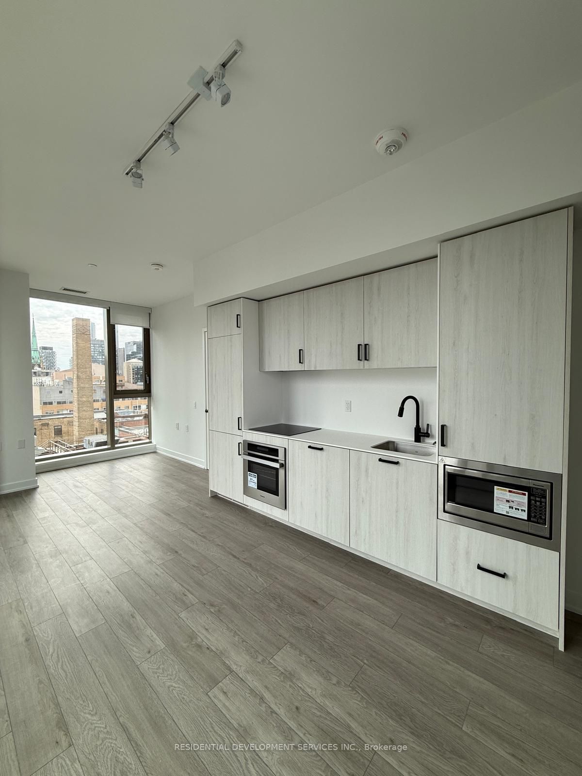 88 Queen Street 703, Toronto, ON M5C 0B6 photo 2
