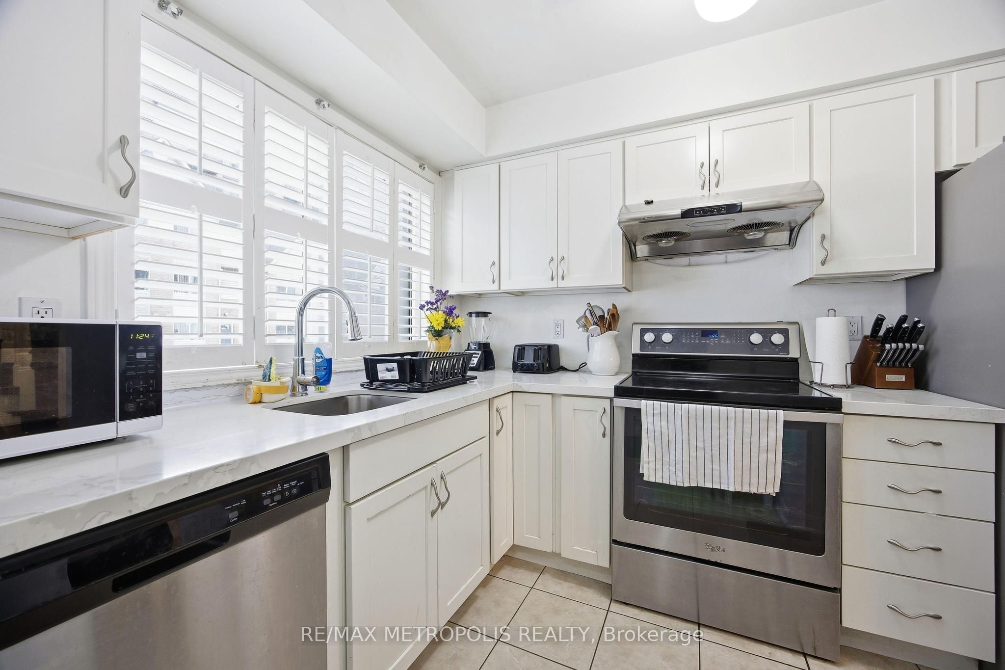 21 Replin Road 40, Toronto, ON M6A 2M8 photo 3