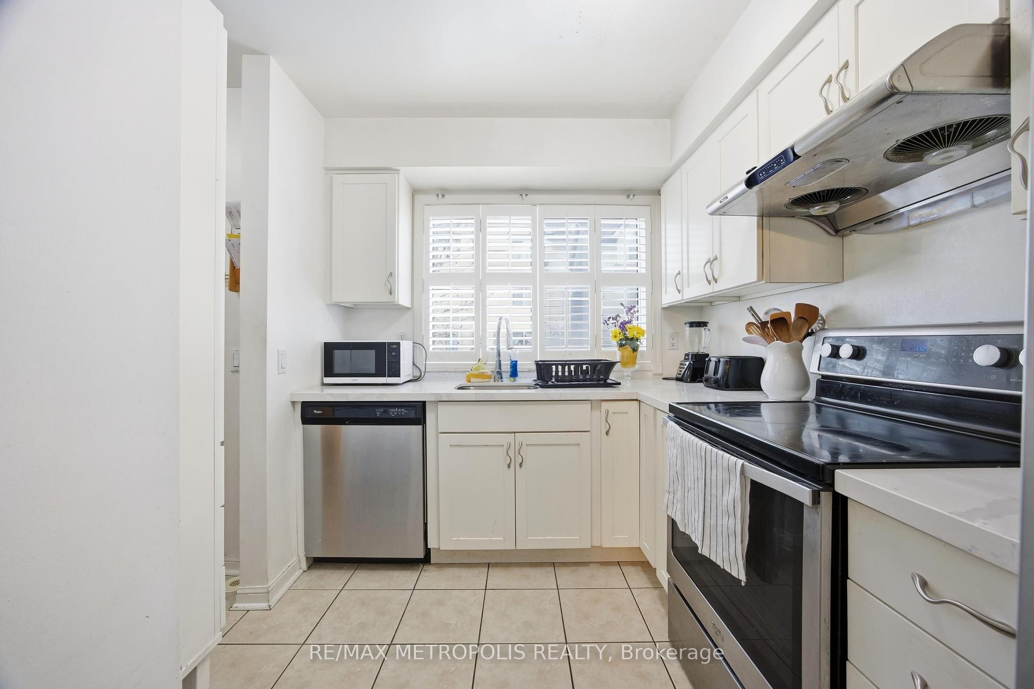 21 Replin Road 40, Toronto, ON M6A 2M8 photo 4