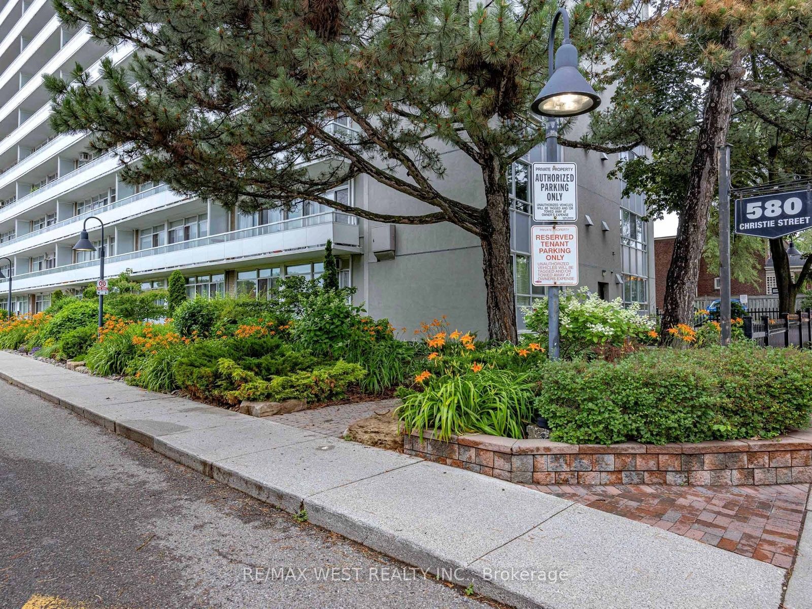 580 Christie Street 302, Toronto, ON M6G 3E3 photo 2