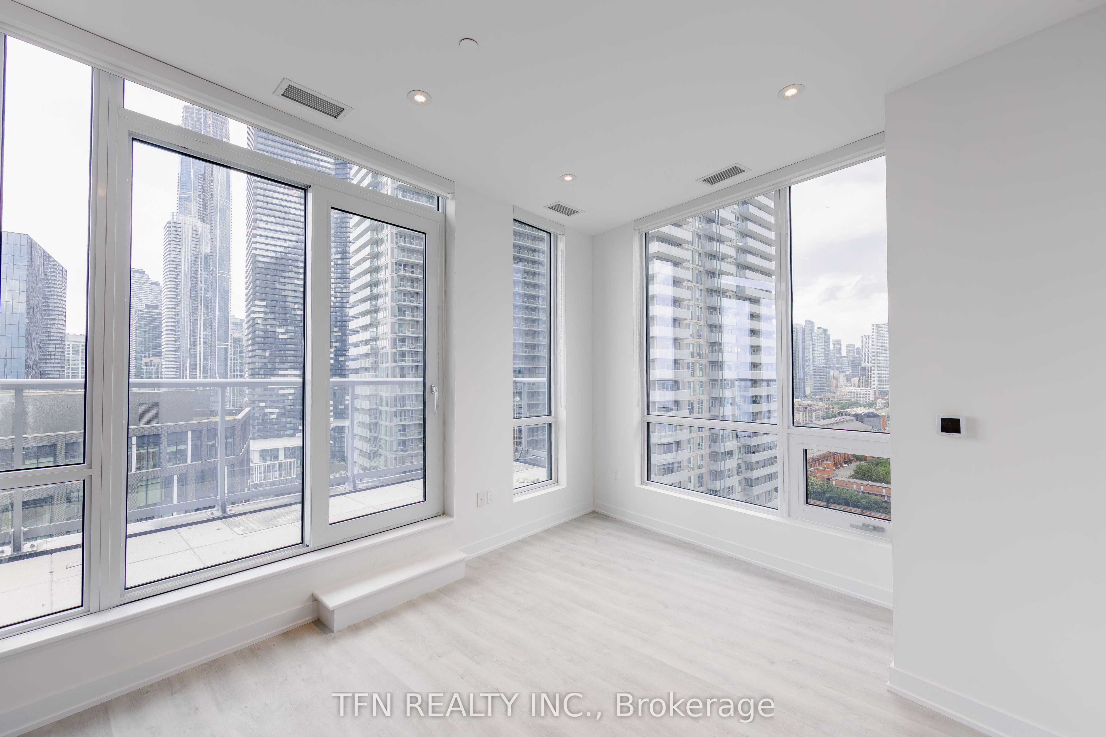 15 Richardson Street 2116, Toronto, ON M5A 0Y5