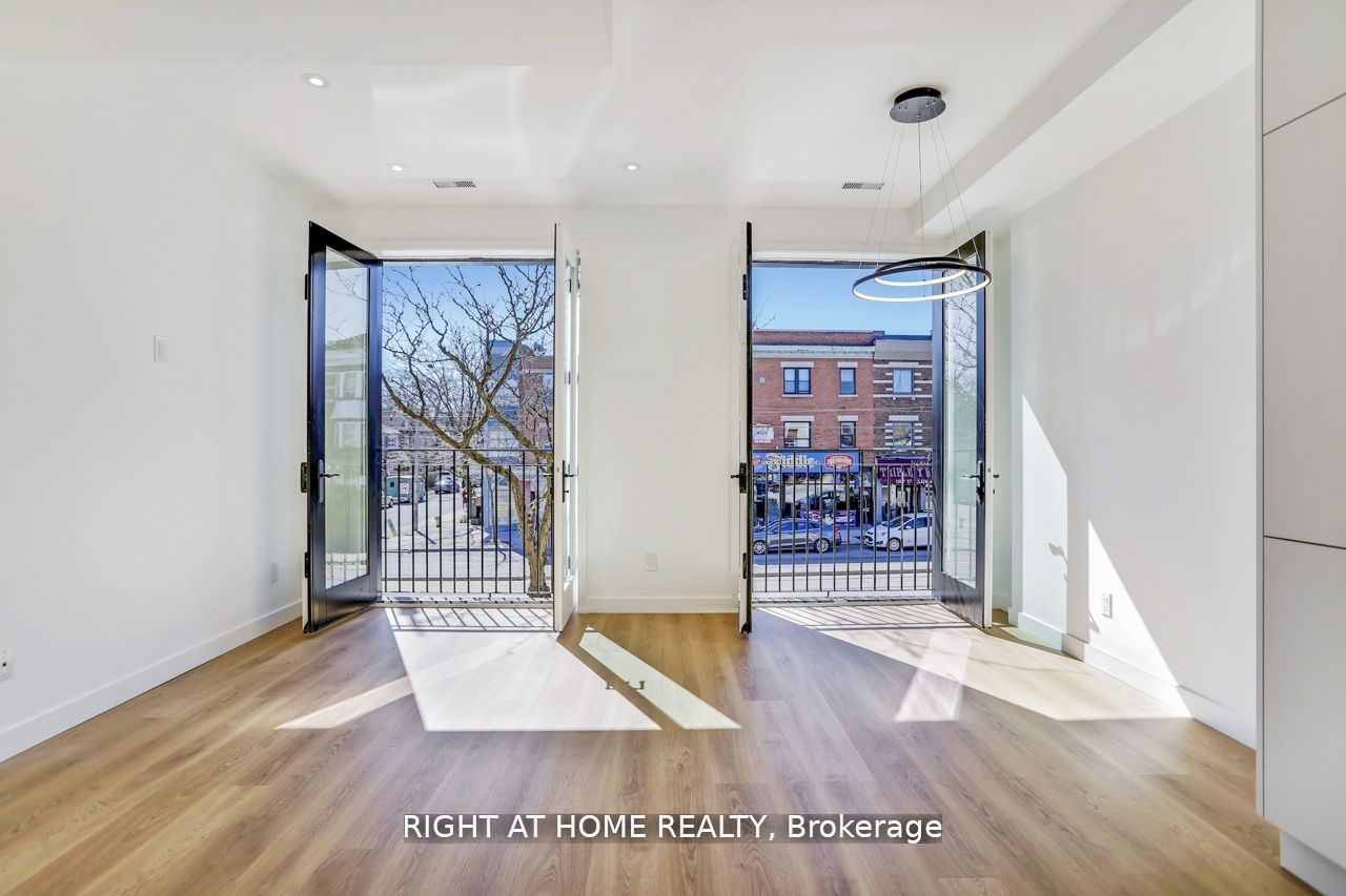 1086 St Clair Avenue W 201, Toronto, ON M6E 1A7 photo 3