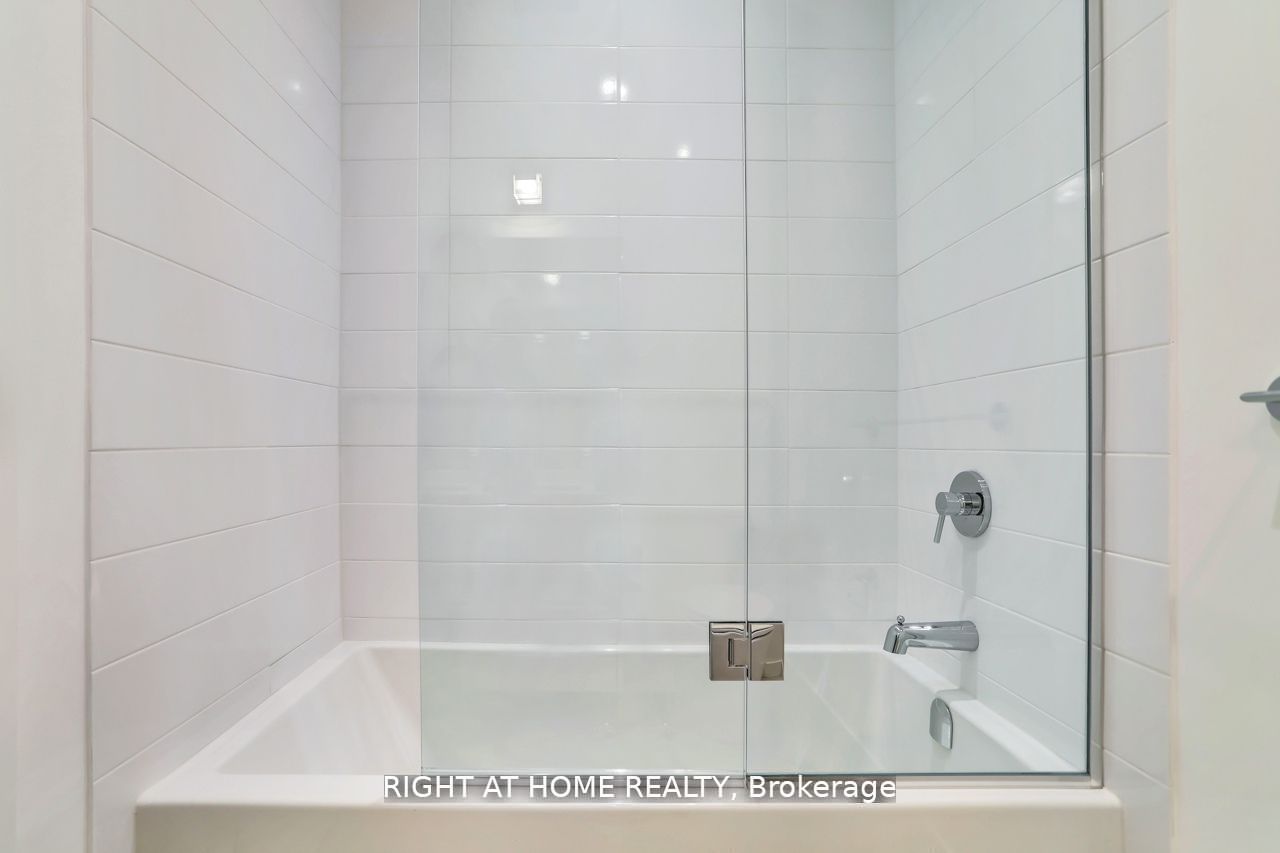 1086 St Clair Avenue W 201, Toronto, ON M6E 1A7 photo 5