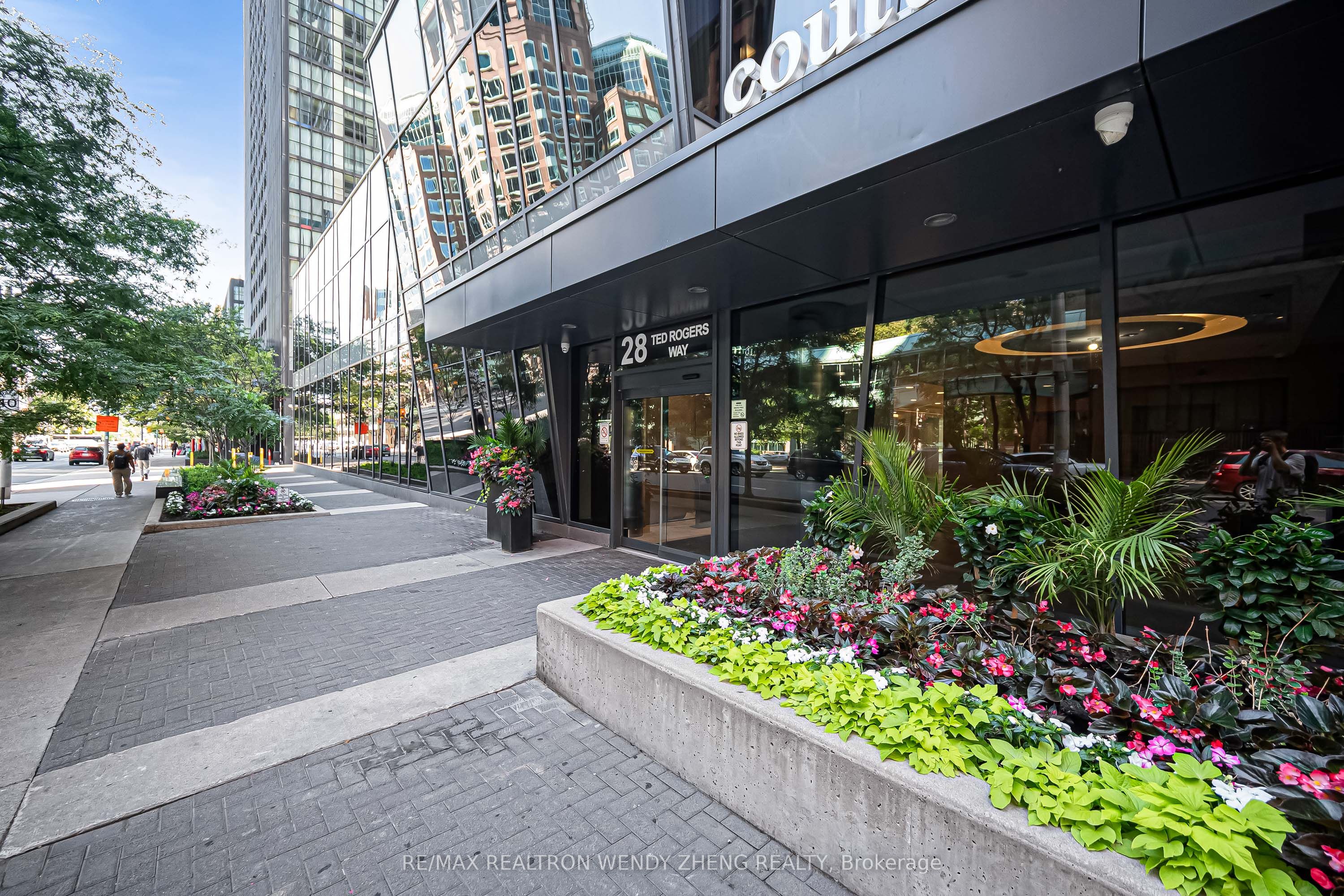 28 Ted Rogers Way 2402, Toronto, ON M4Y 2J4 photo 2