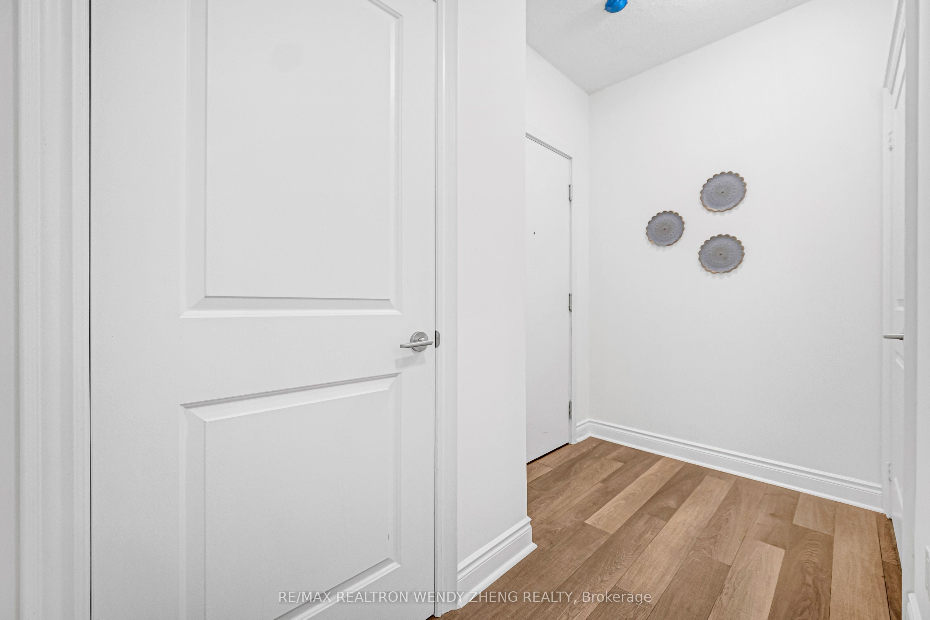 28 Ted Rogers Way 2402, Toronto, ON M4Y 2J4 photo 5