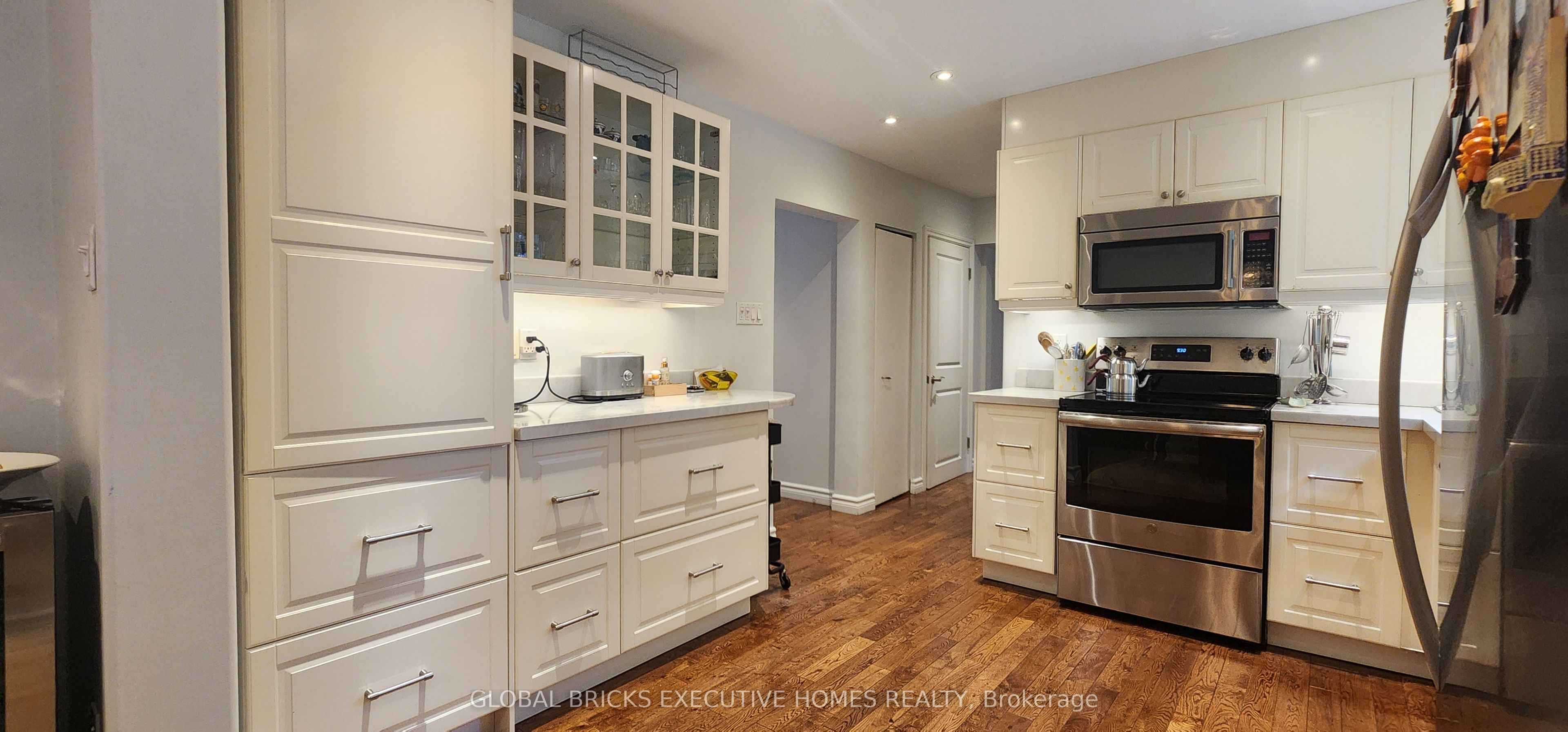 23 Whitefriars Drive, Toronto, ON M3A 2L2 photo 5
