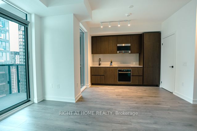 117 Broadway Avenue 3003, Toronto, ON M4P 1V3 photo 2