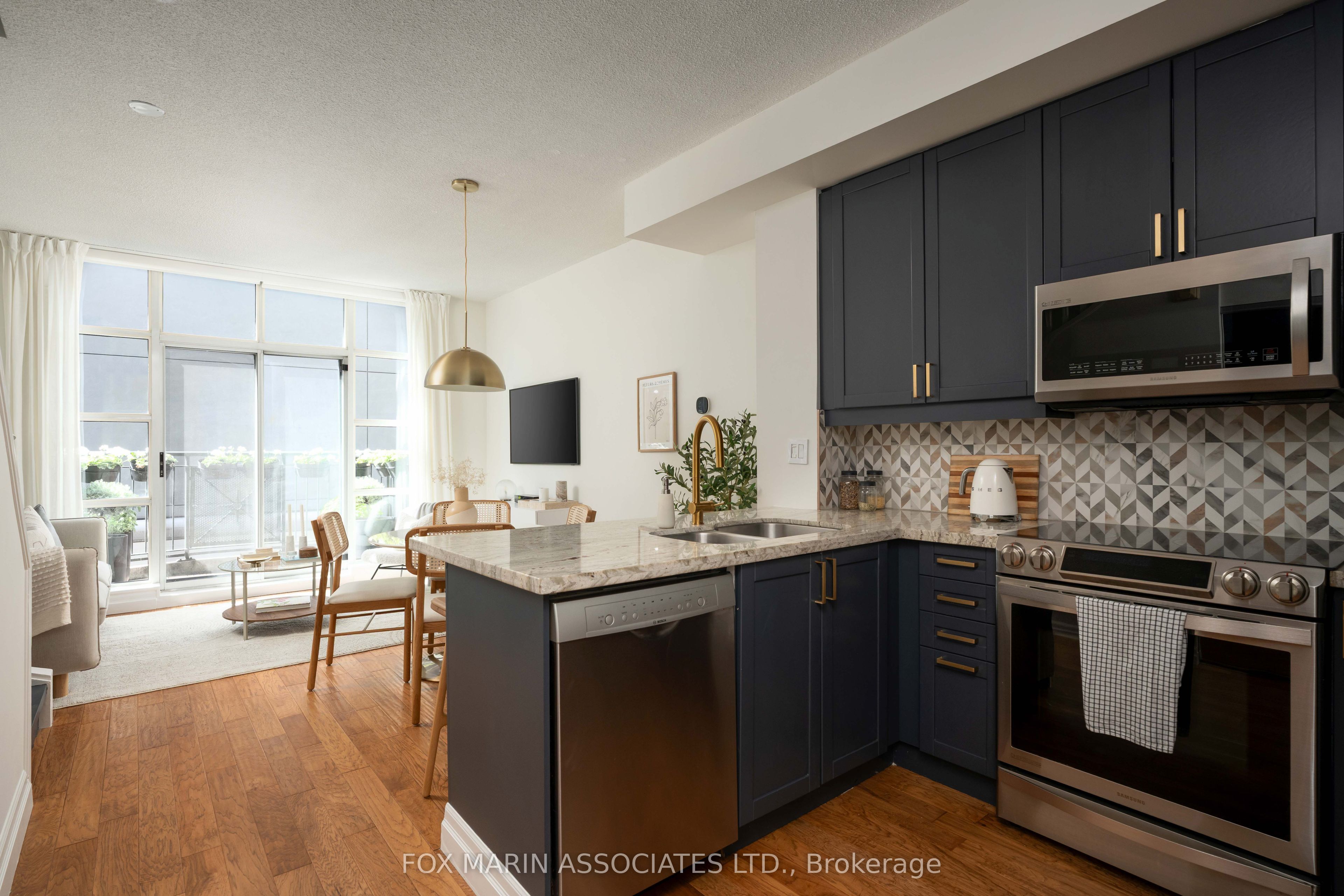 901 Queen Street W 214, Toronto, ON M6J 3X4