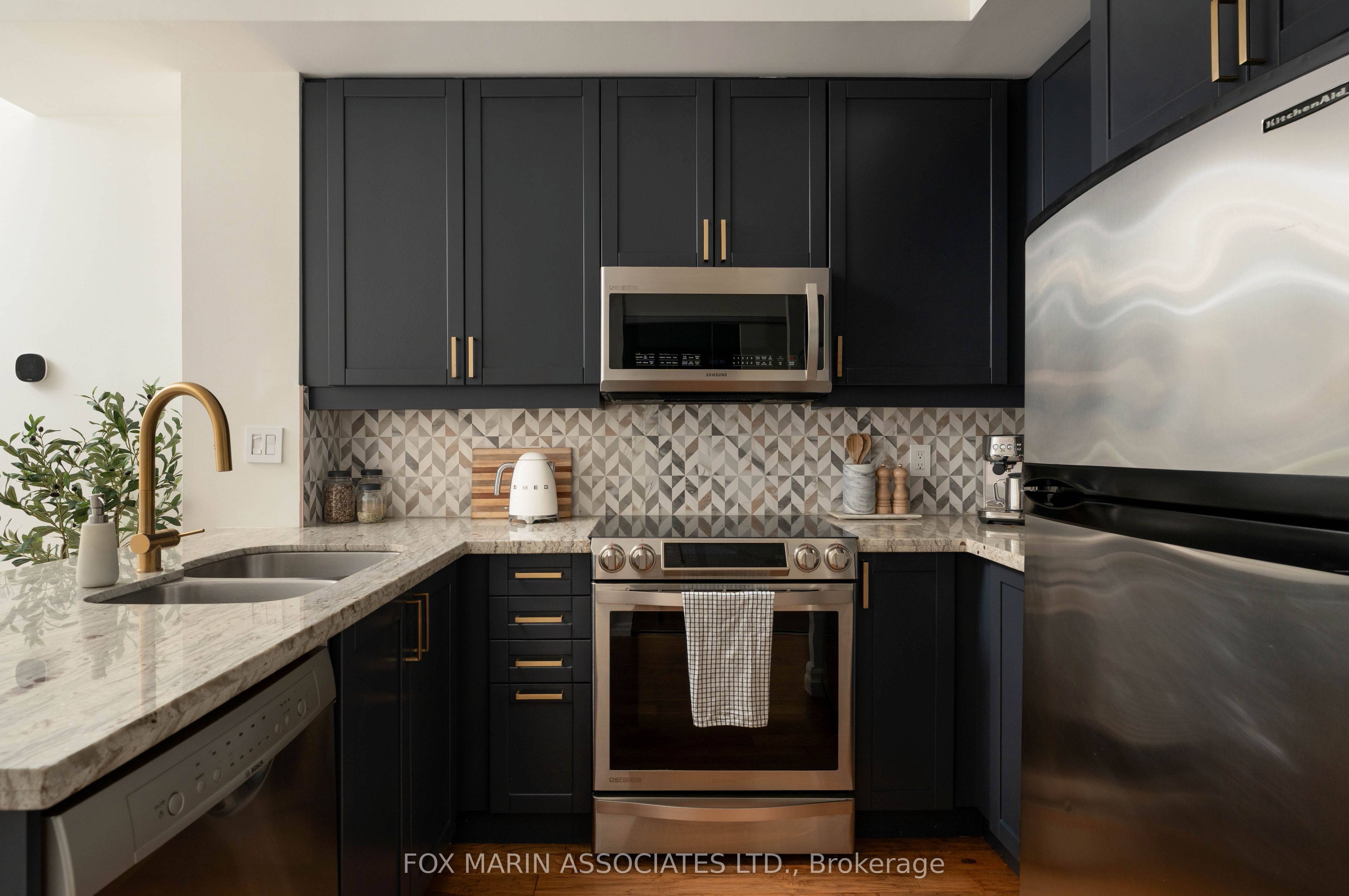 901 Queen Street W 214, Toronto, ON M6J 3X4 photo 2