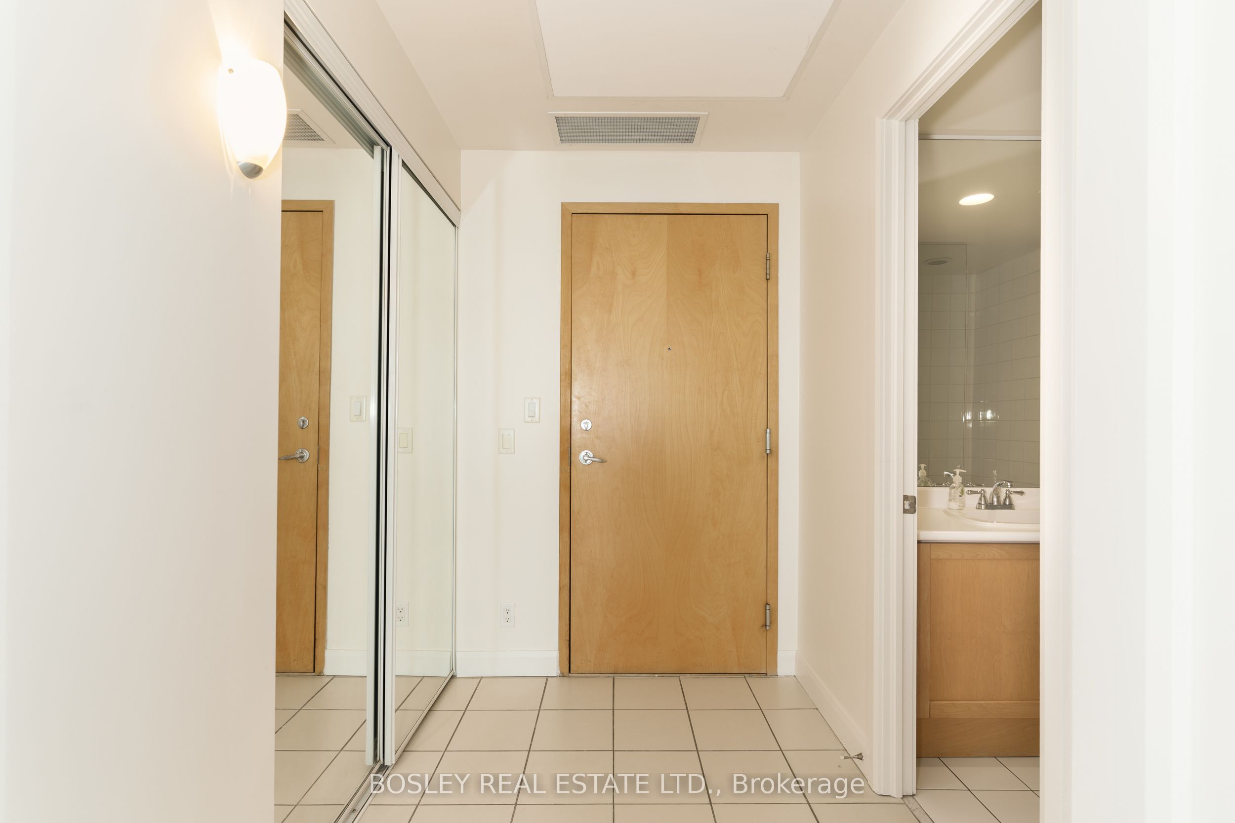 700 King Street W 1212, Toronto, ON M5V 2Y6 photo 4