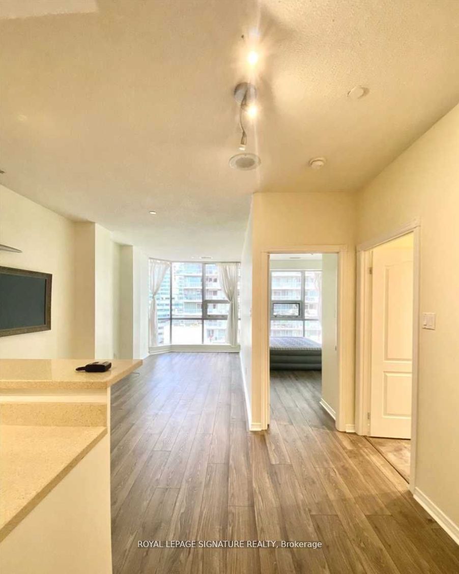 393 King Street W 903, Toronto, ON M5V 3G8