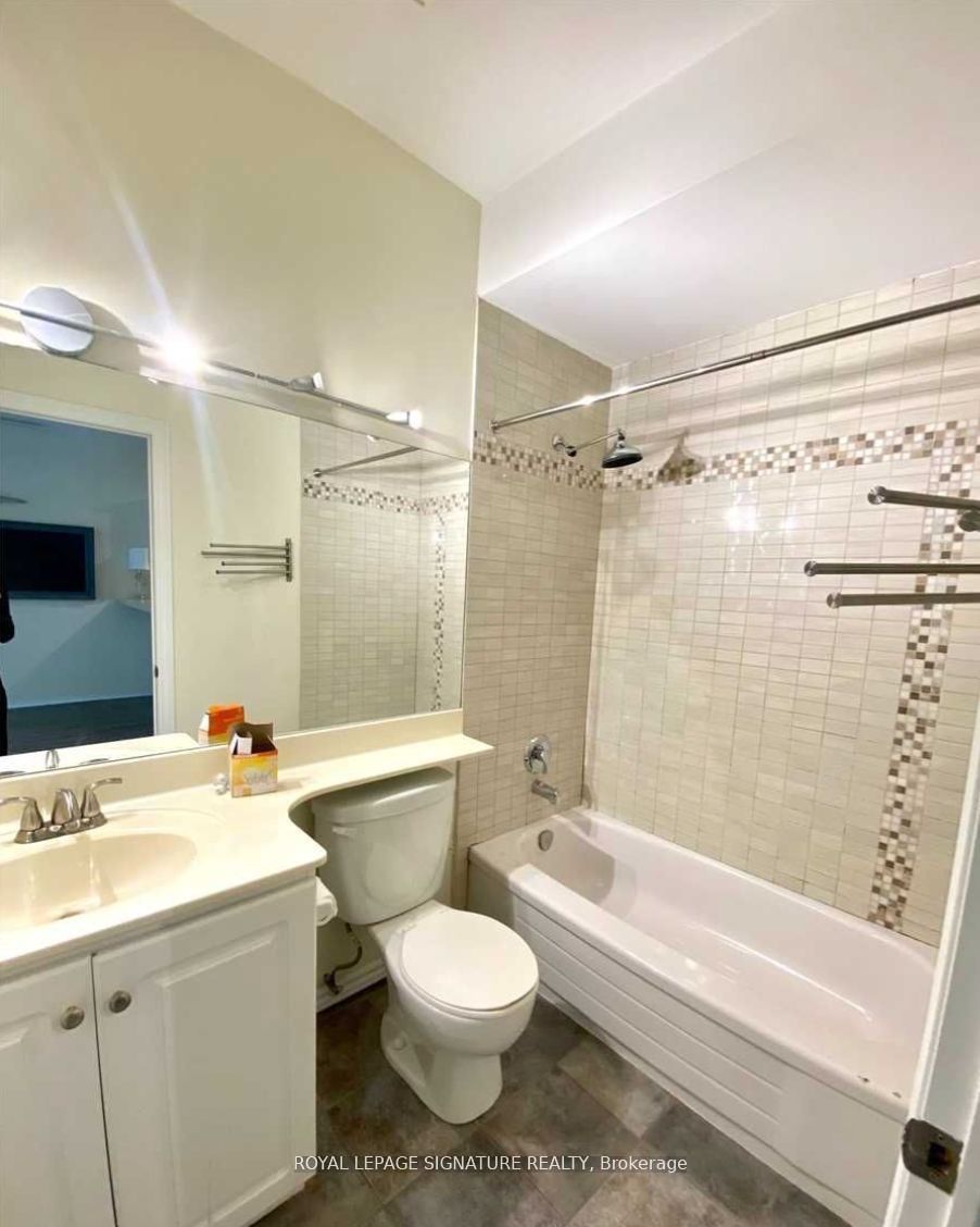 393 King Street W 903, Toronto, ON M5V 3G8 photo 5