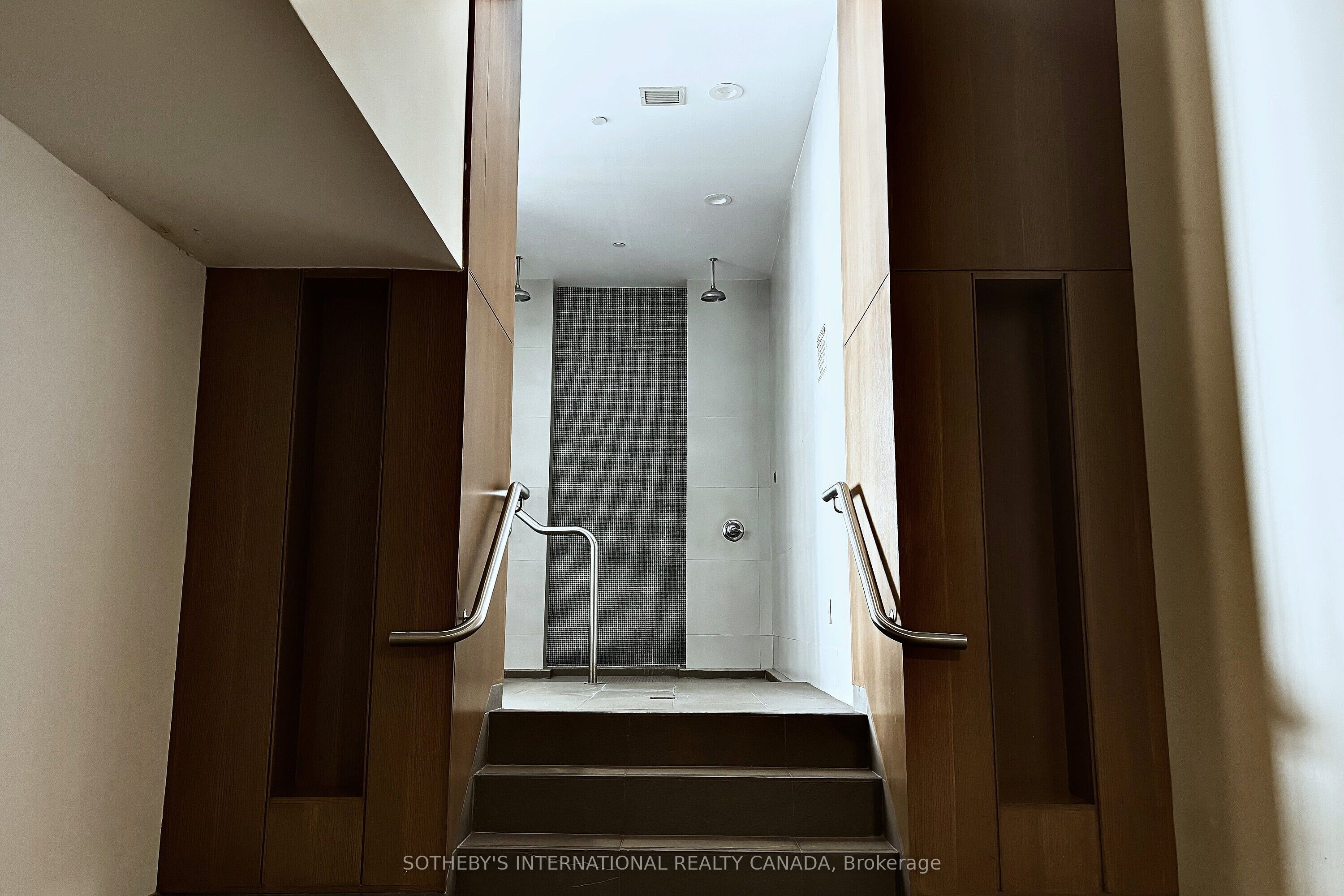 11 Brunel Court 1216, Toronto, ON M5V 3Y3 photo 2