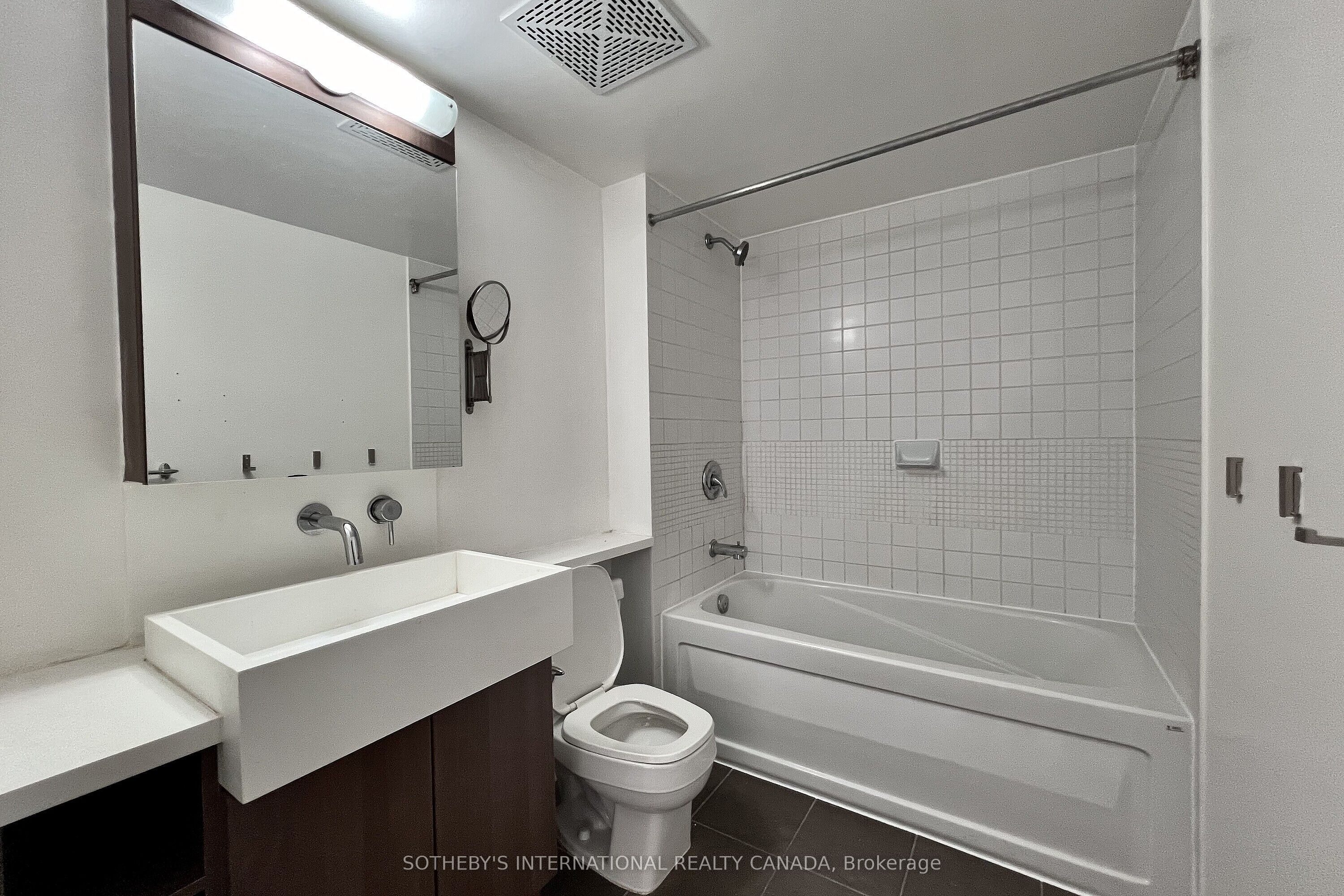 11 Brunel Court 1216, Toronto, ON M5V 3Y3 photo 3