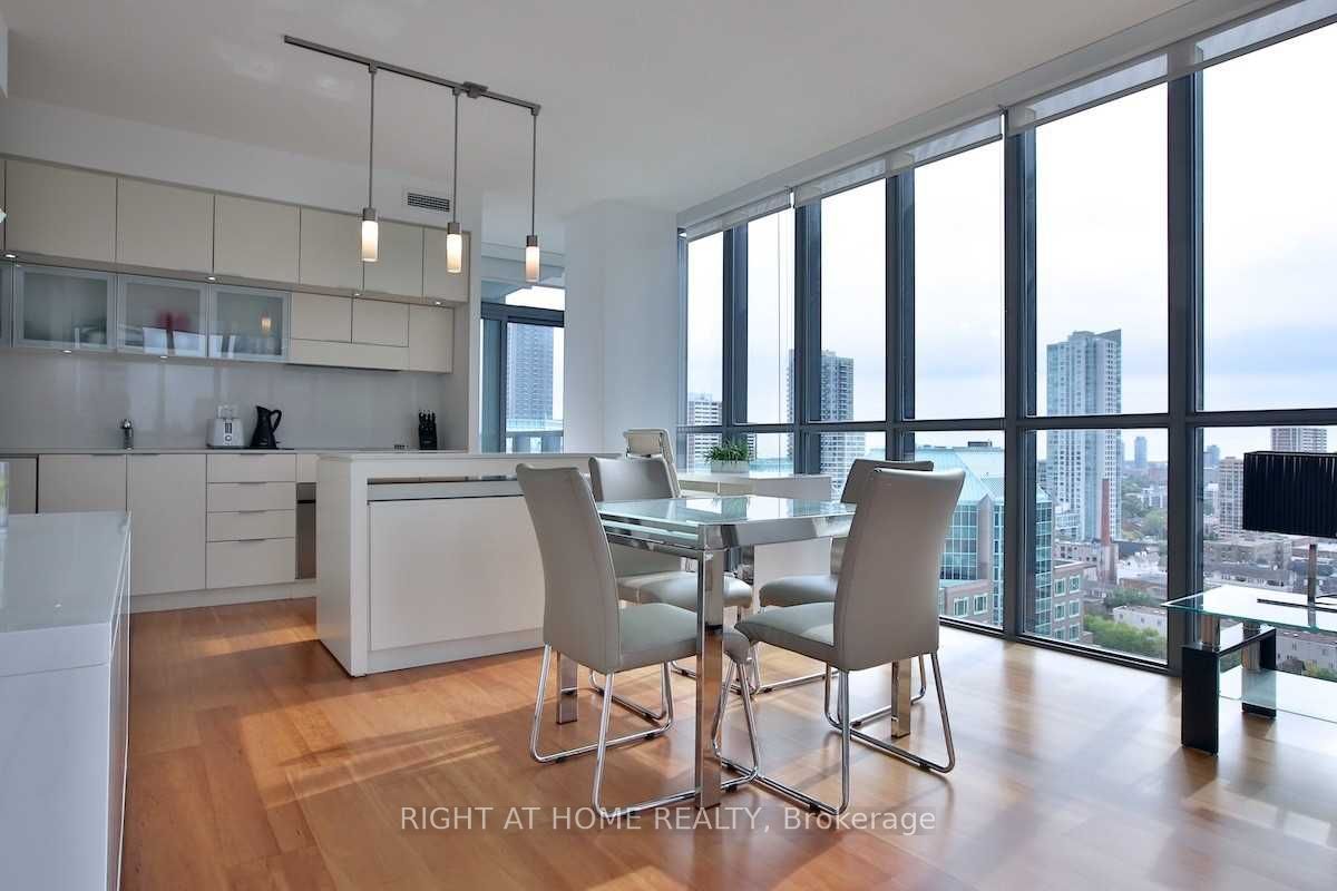 110 Charles Street E 1903, Toronto, ON M4Y 1T5 photo 4
