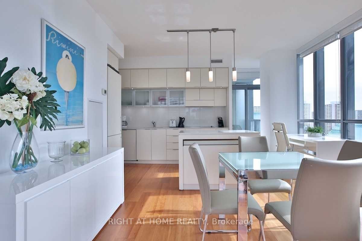 110 Charles Street E 1903, Toronto, ON M4Y 1T5 photo 5