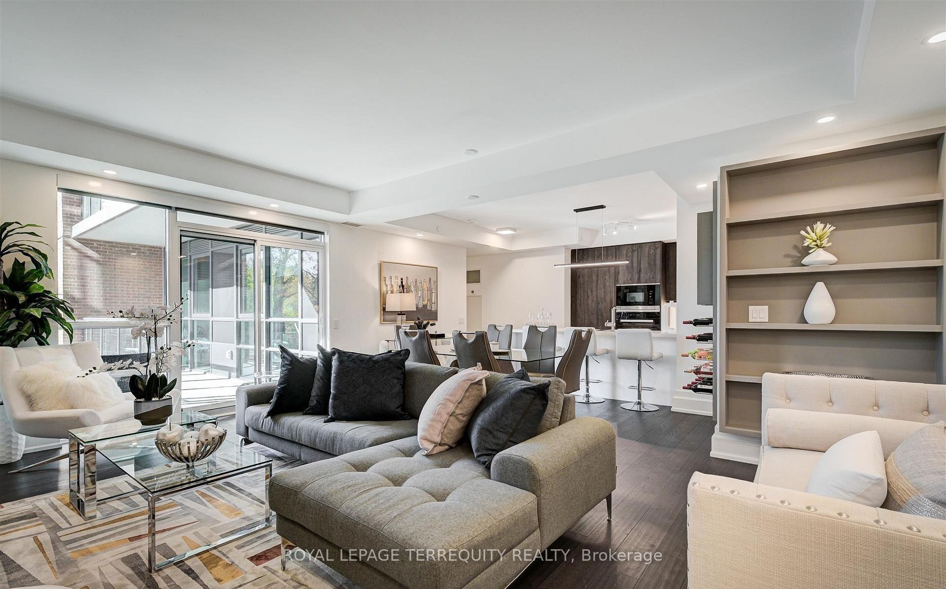 3 Southvale Drive 401, Toronto, ON M4G 1G1