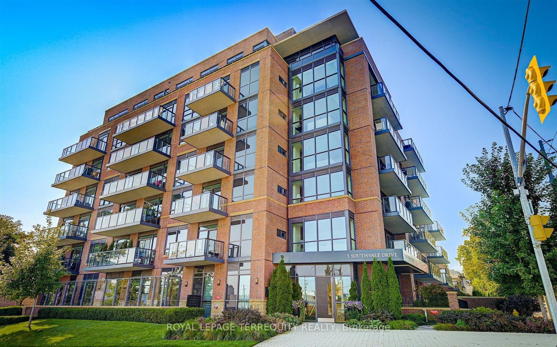 3 Southvale Drive 401, Toronto, ON M4G 1G1 photo 2