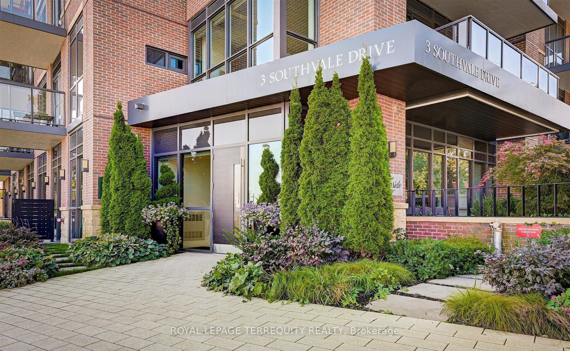 3 Southvale Drive 401, Toronto, ON M4G 1G1 photo 3