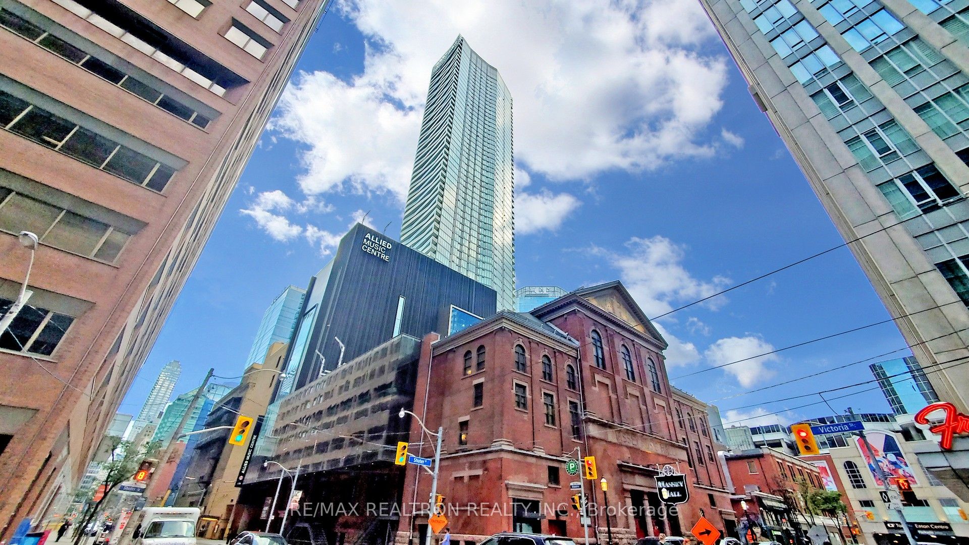 197 Yonge Street 5905, Toronto, ON M5B 1M4 photo 2