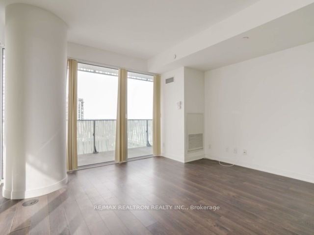 42 Charles Street E 2407, Toronto, ON M4Y 0B7 photo 2