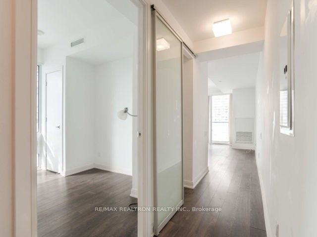42 Charles Street E 2407, Toronto, ON M4Y 0B7 photo 3