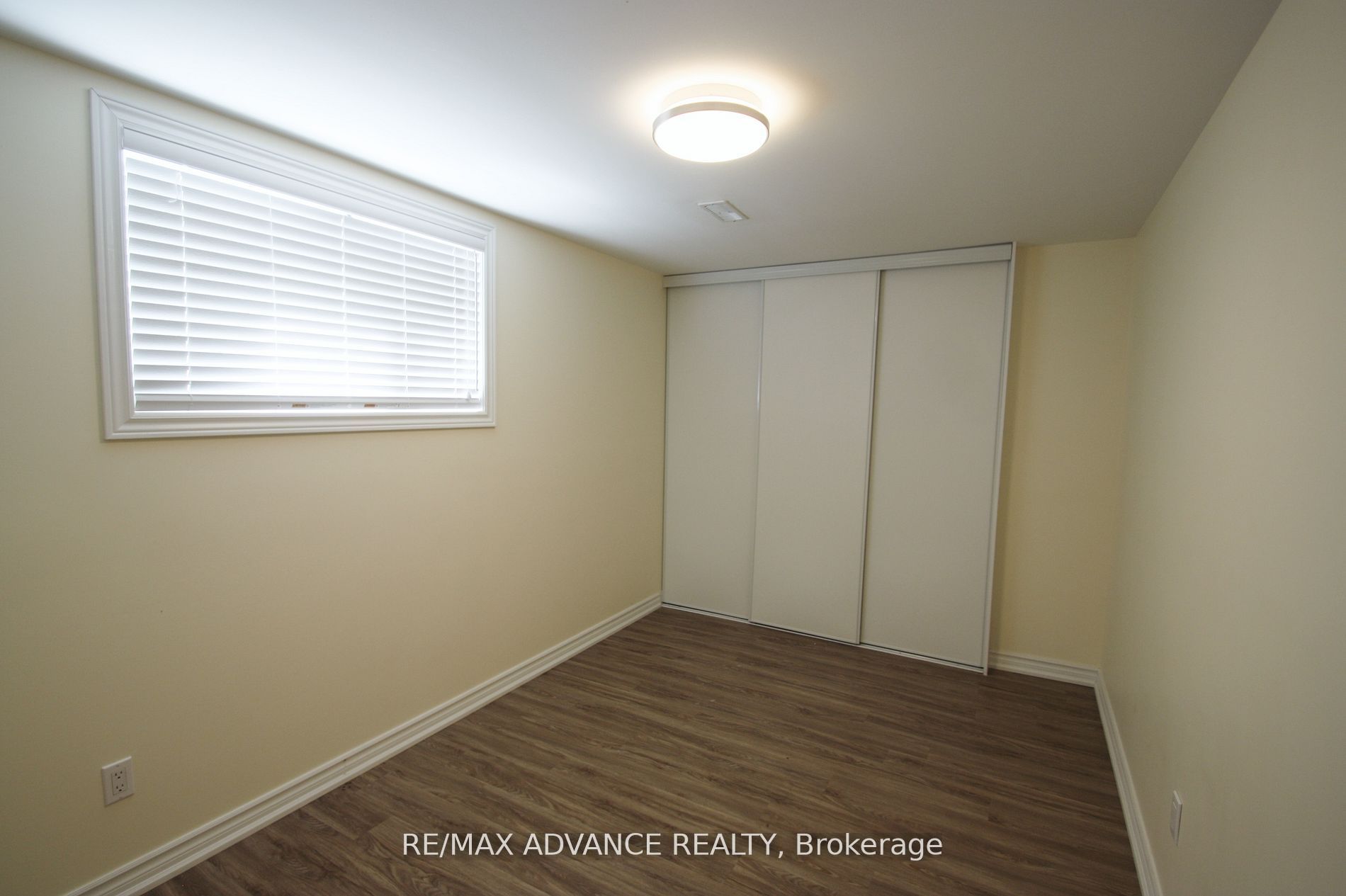 33 Carluke Crescent Lower, Toronto, ON M2L 2H7 photo 2