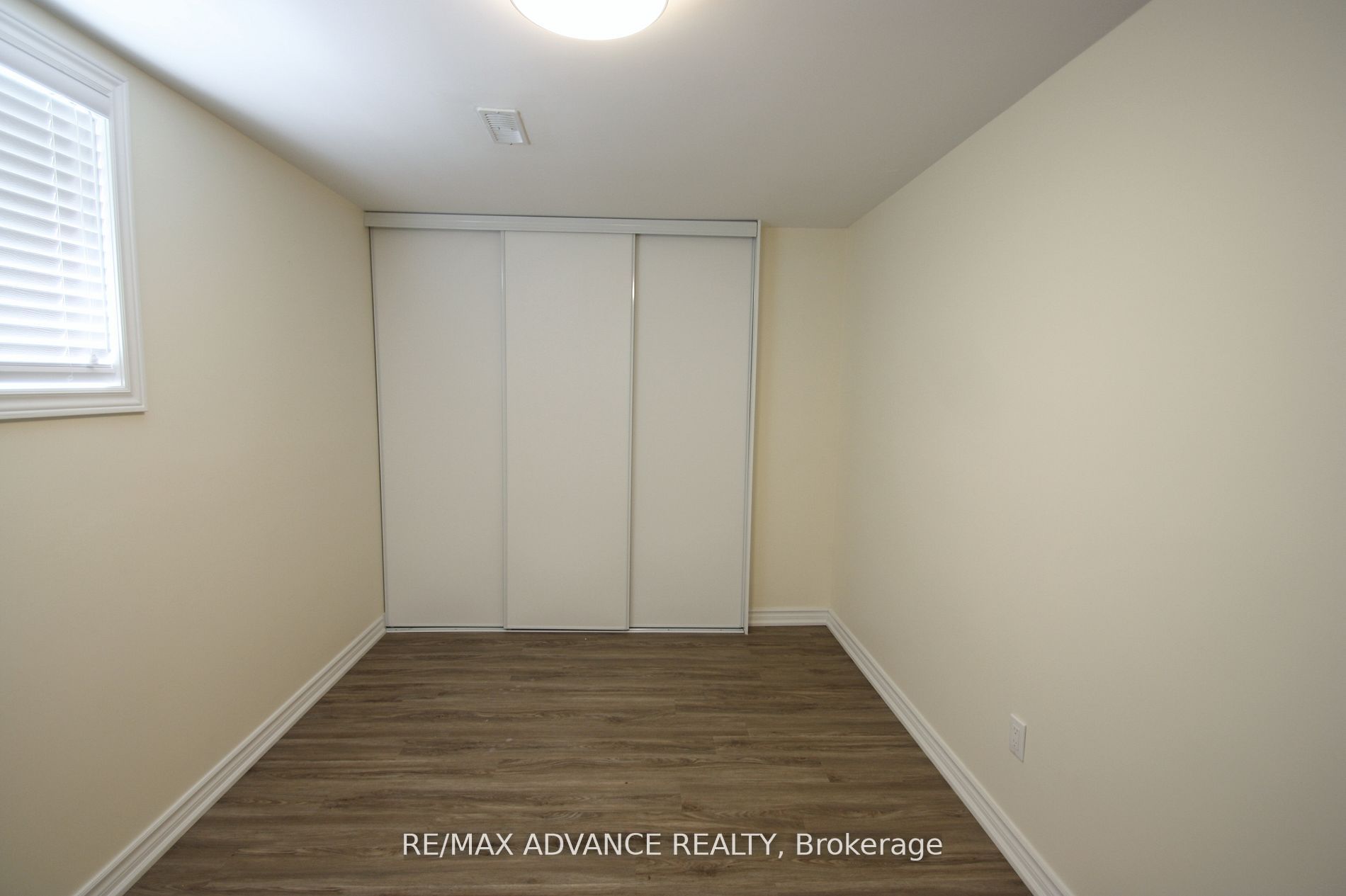33 Carluke Crescent Lower, Toronto, ON M2L 2H7 photo 3