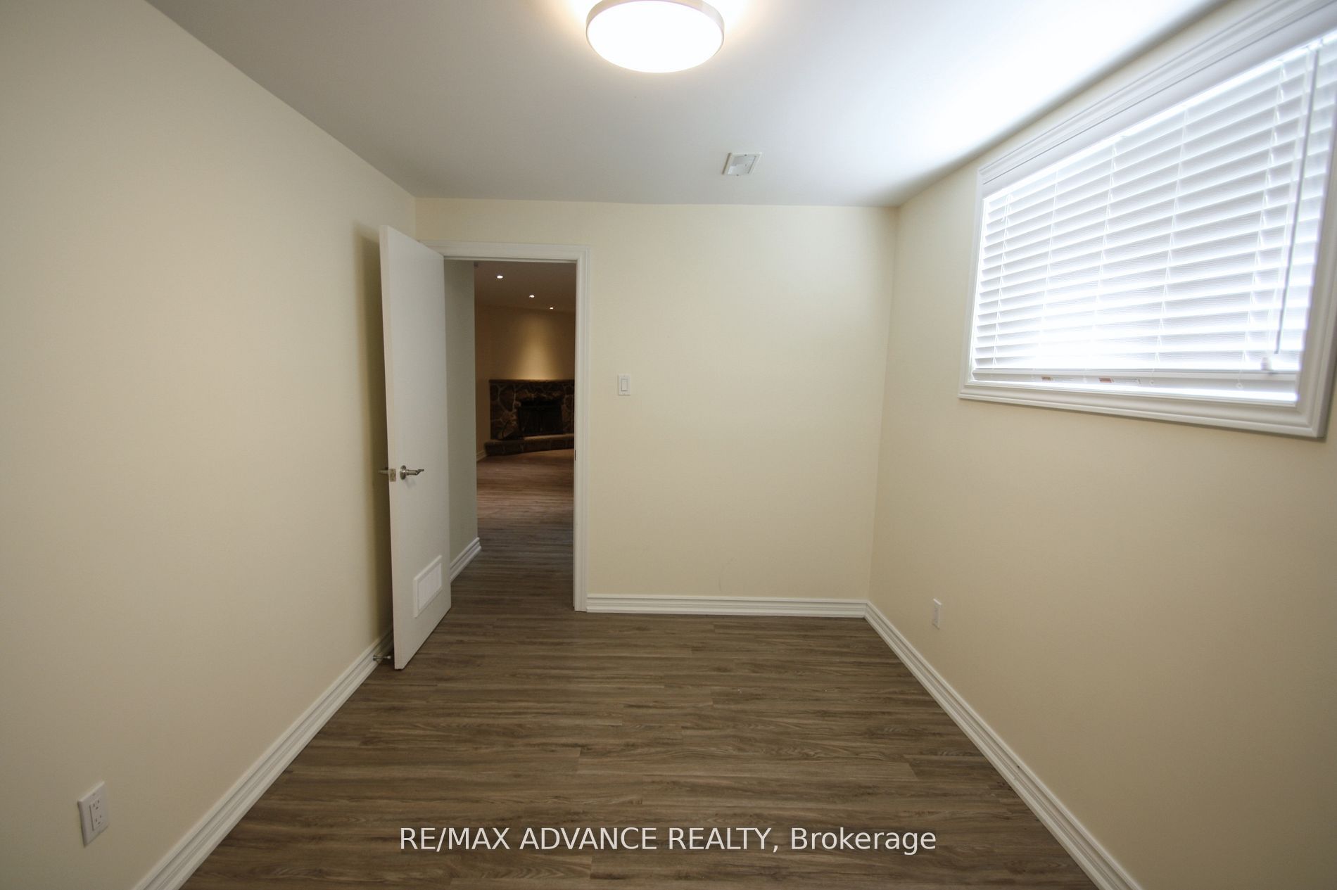 33 Carluke Crescent Lower, Toronto, ON M2L 2H7 photo 4