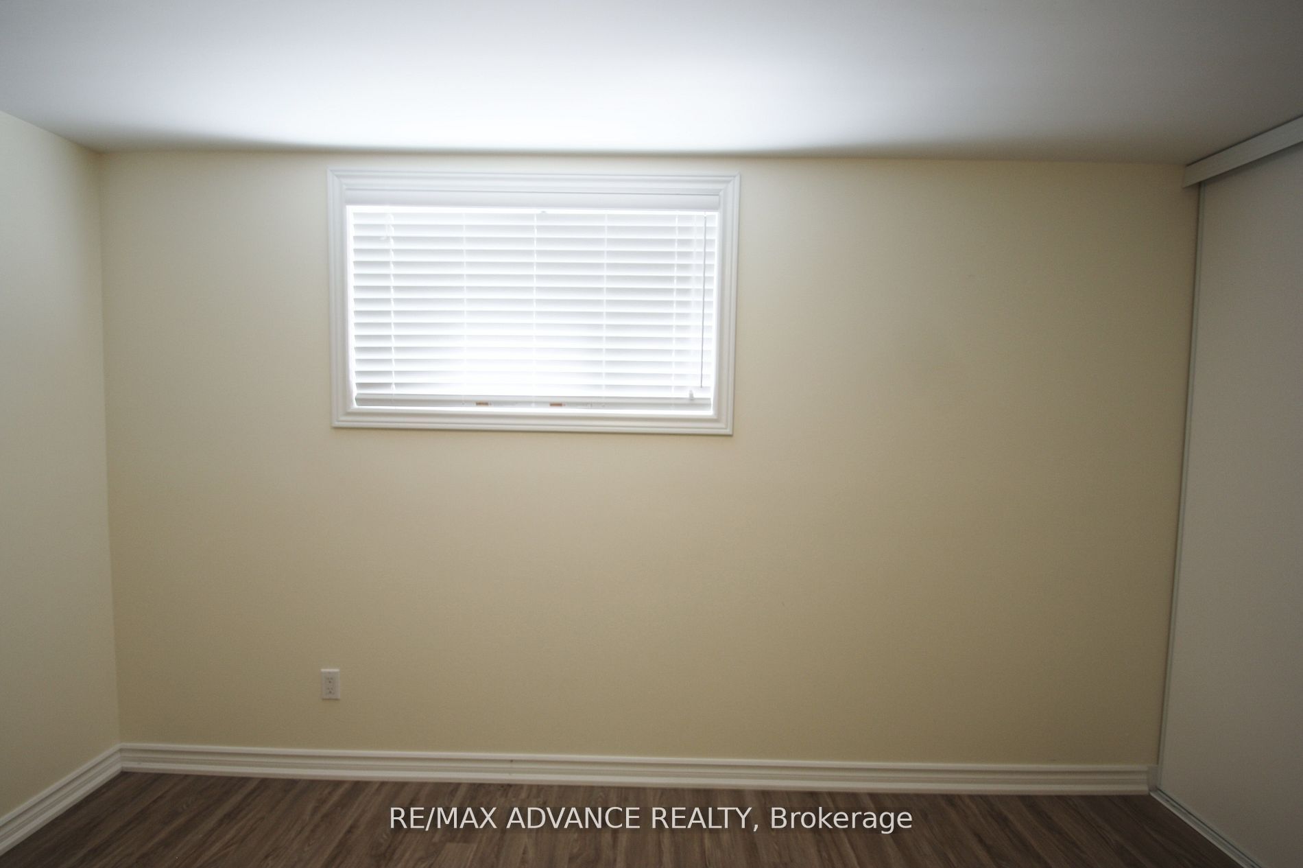 33 Carluke Crescent Lower, Toronto, ON M2L 2H7 photo 5