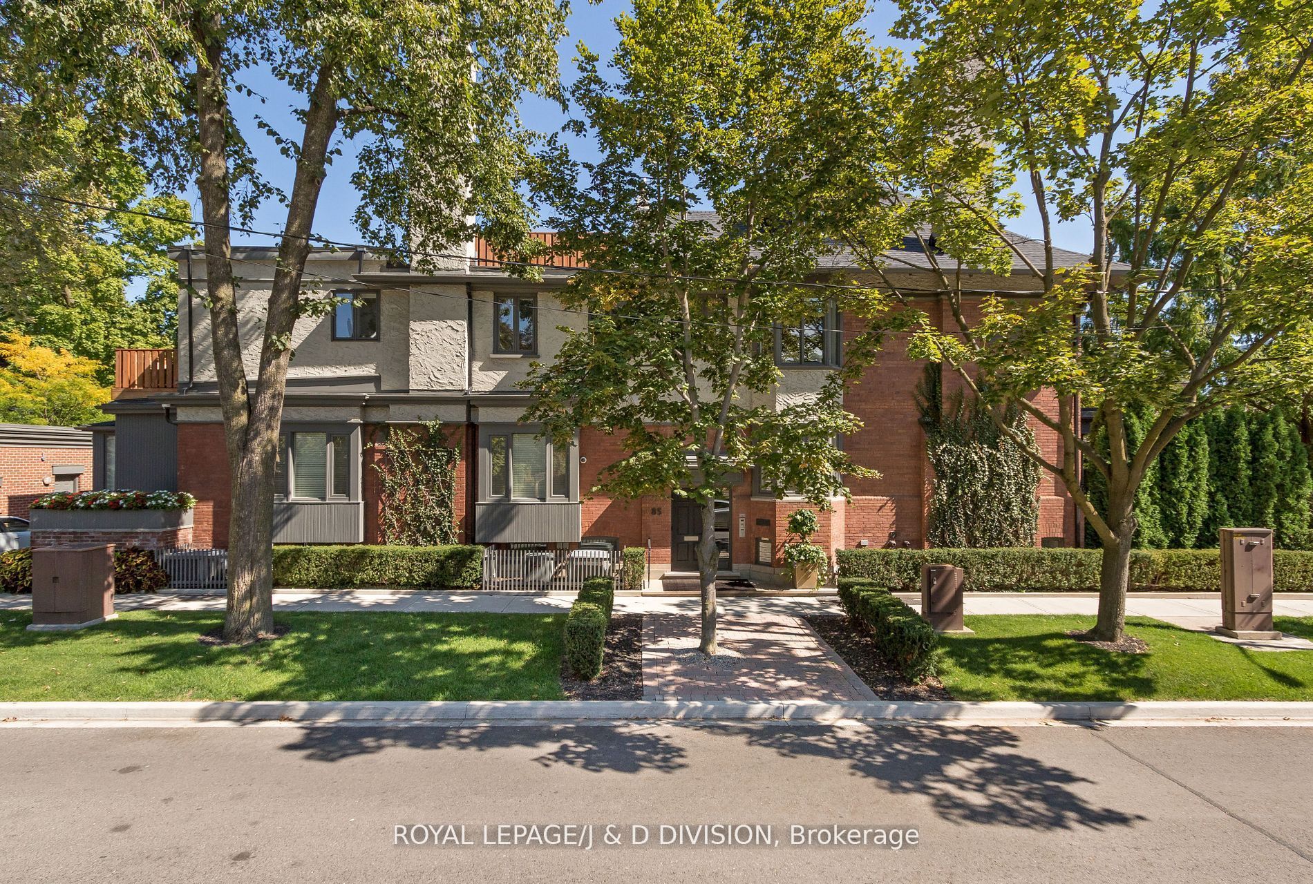 85 Admiral Road 202, Toronto, ON M5R 2L7