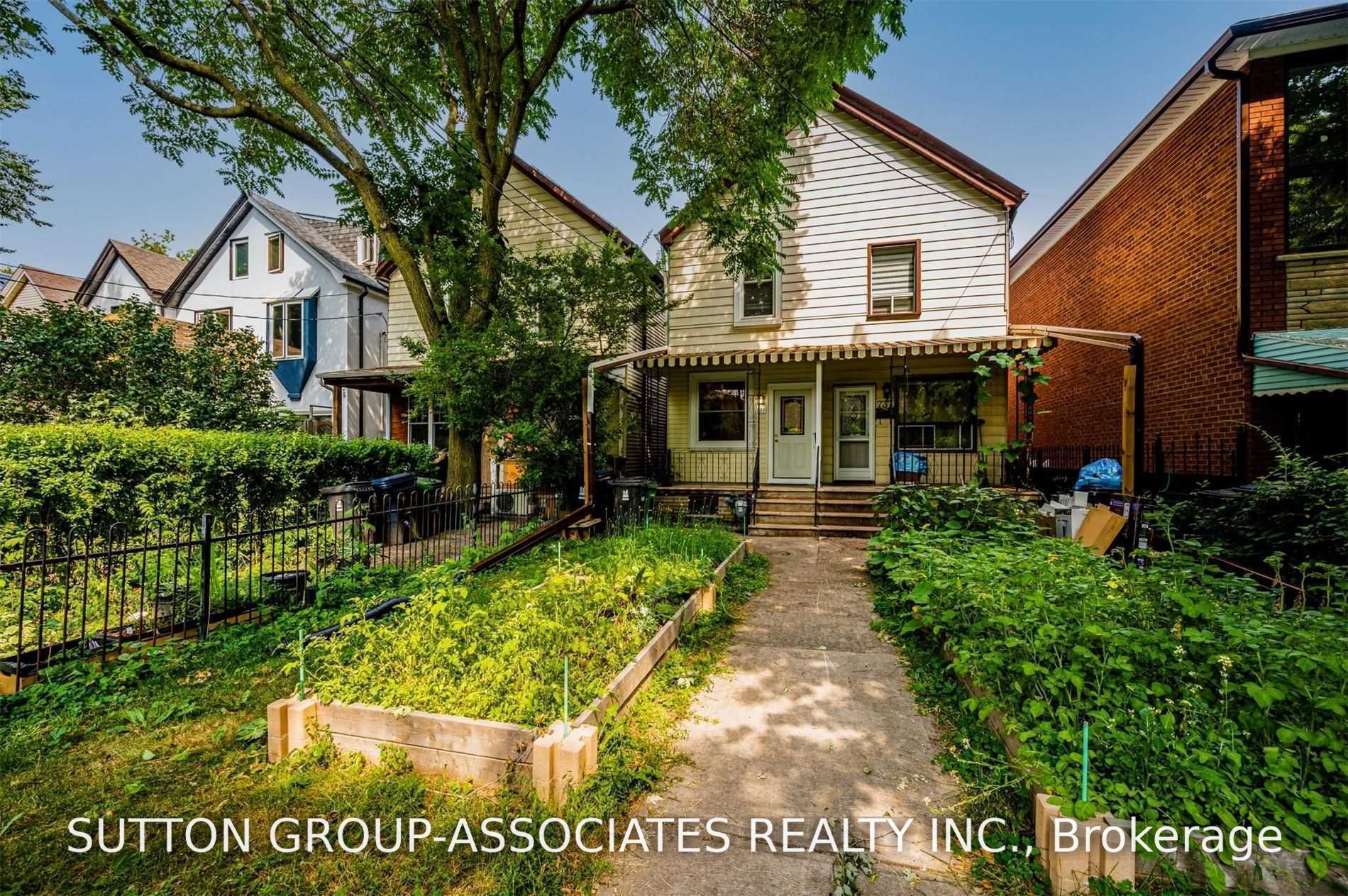 739 Manning Avenue, Toronto, ON M6G 2W5