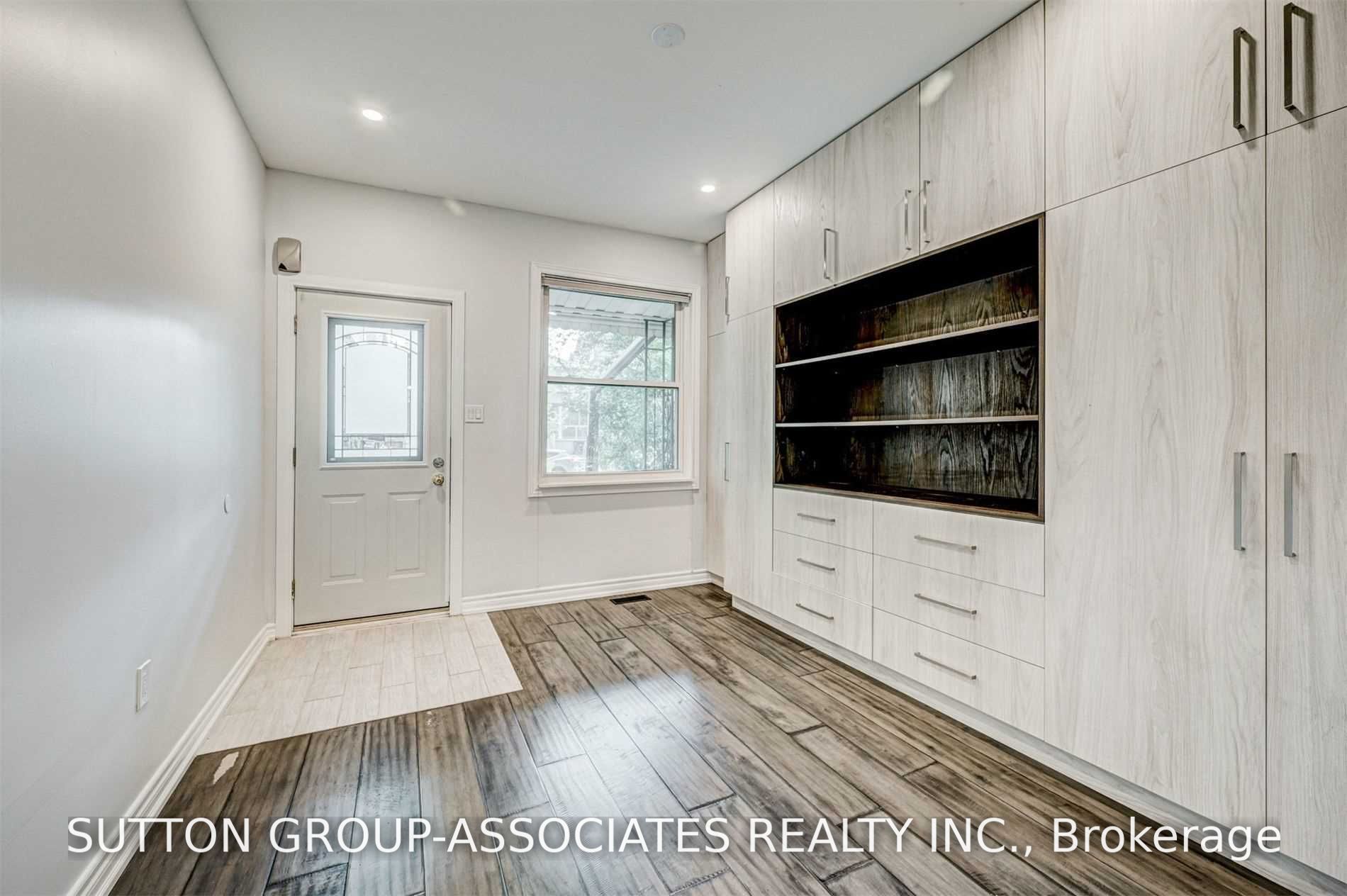 739 Manning Avenue, Toronto, ON M6G 2W5 photo 3