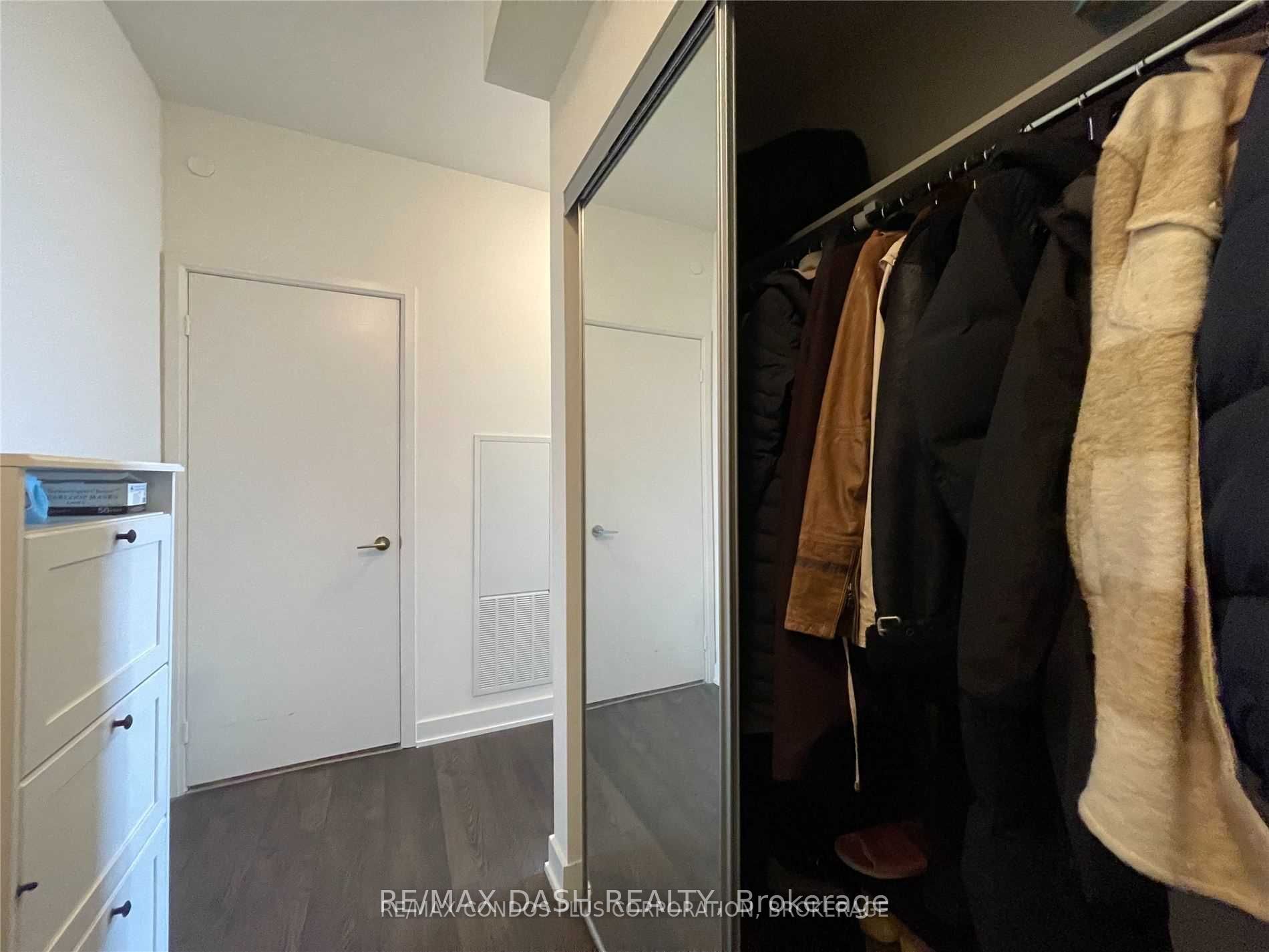 27 Bathurst Street 902W, Toronto, ON M5V 2P1 photo 3