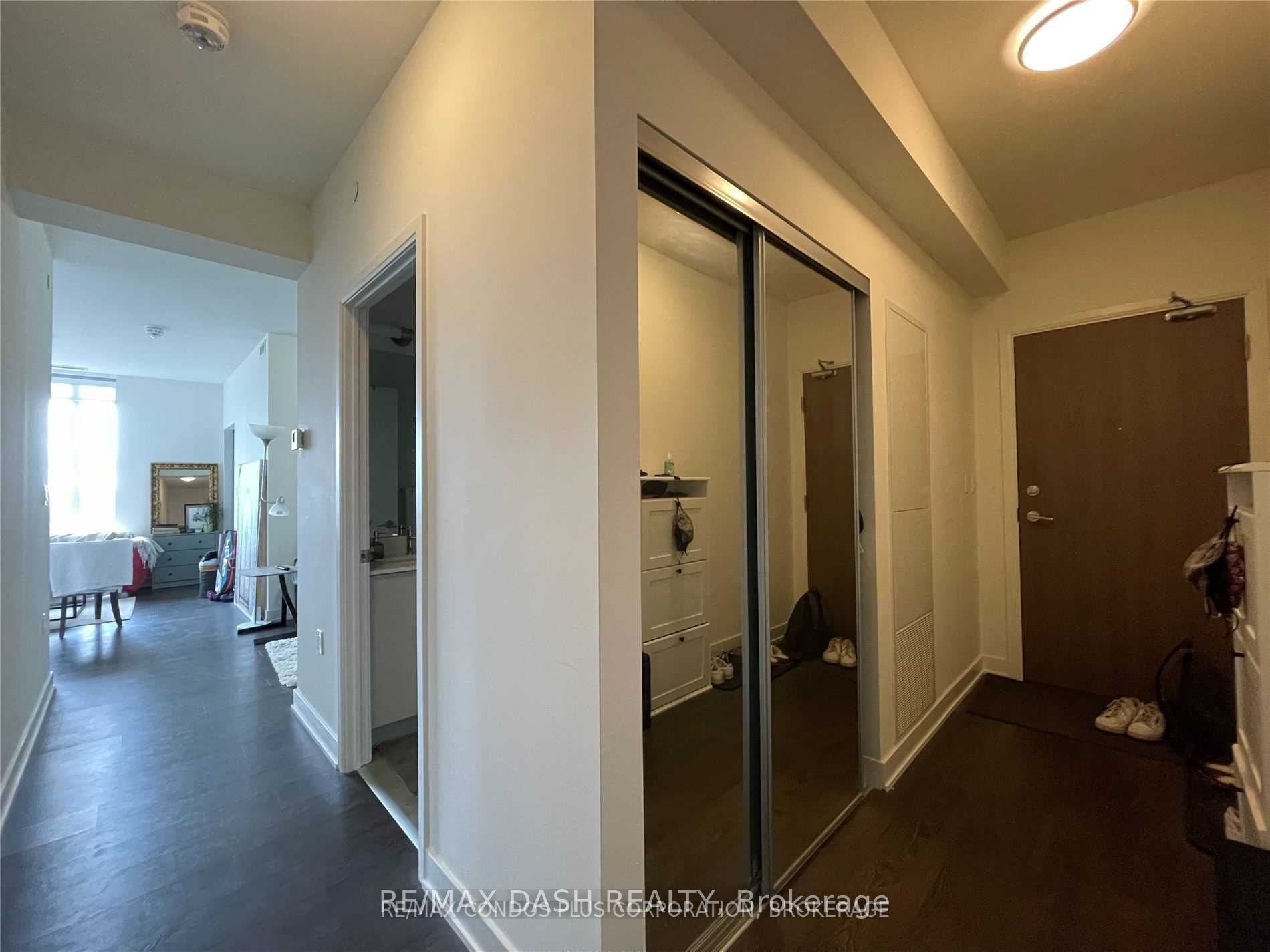 27 Bathurst Street 902W, Toronto, ON M5V 2P1 photo 5