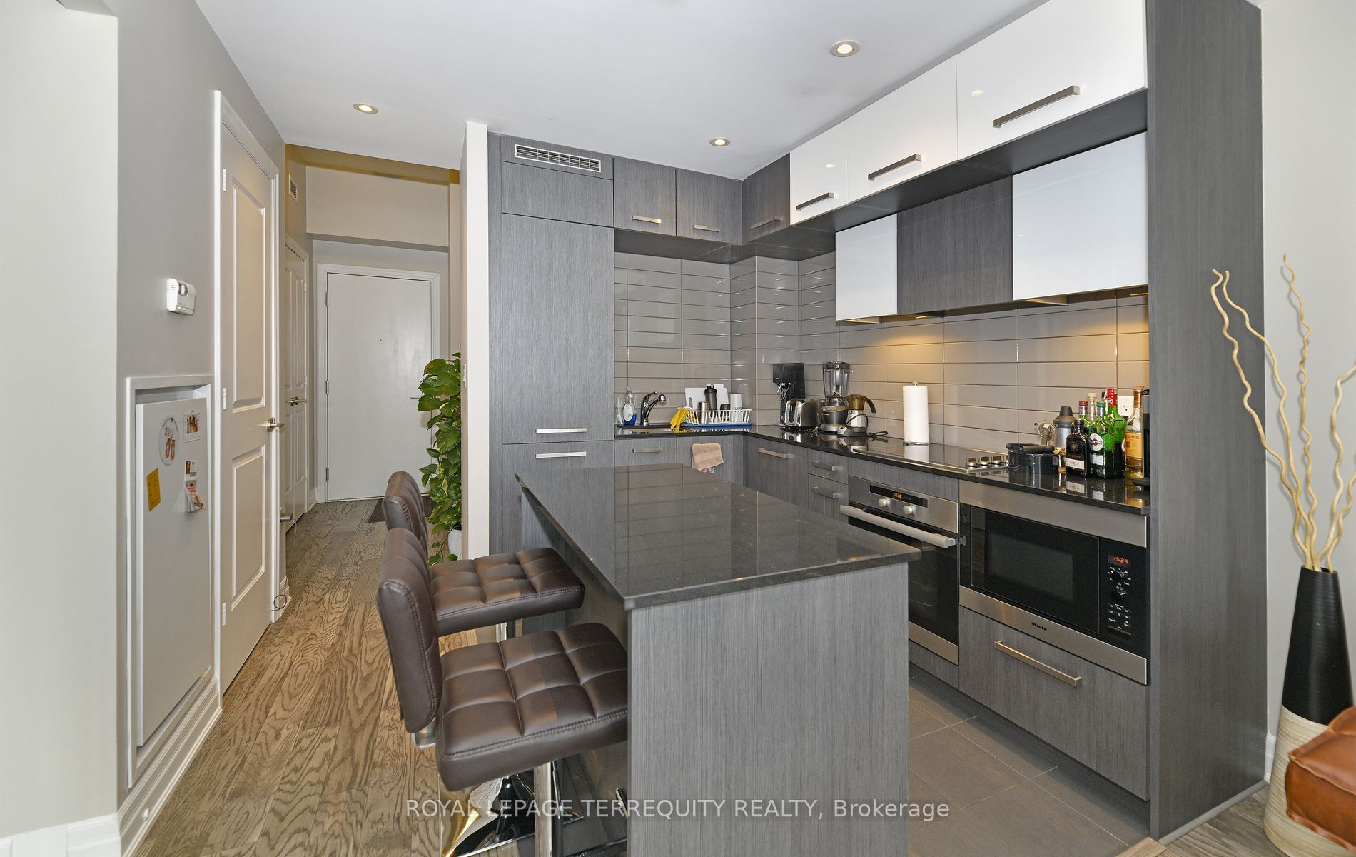 8 The Esplanade N/A 1004, Toronto, ON M5E 0A6 photo 2