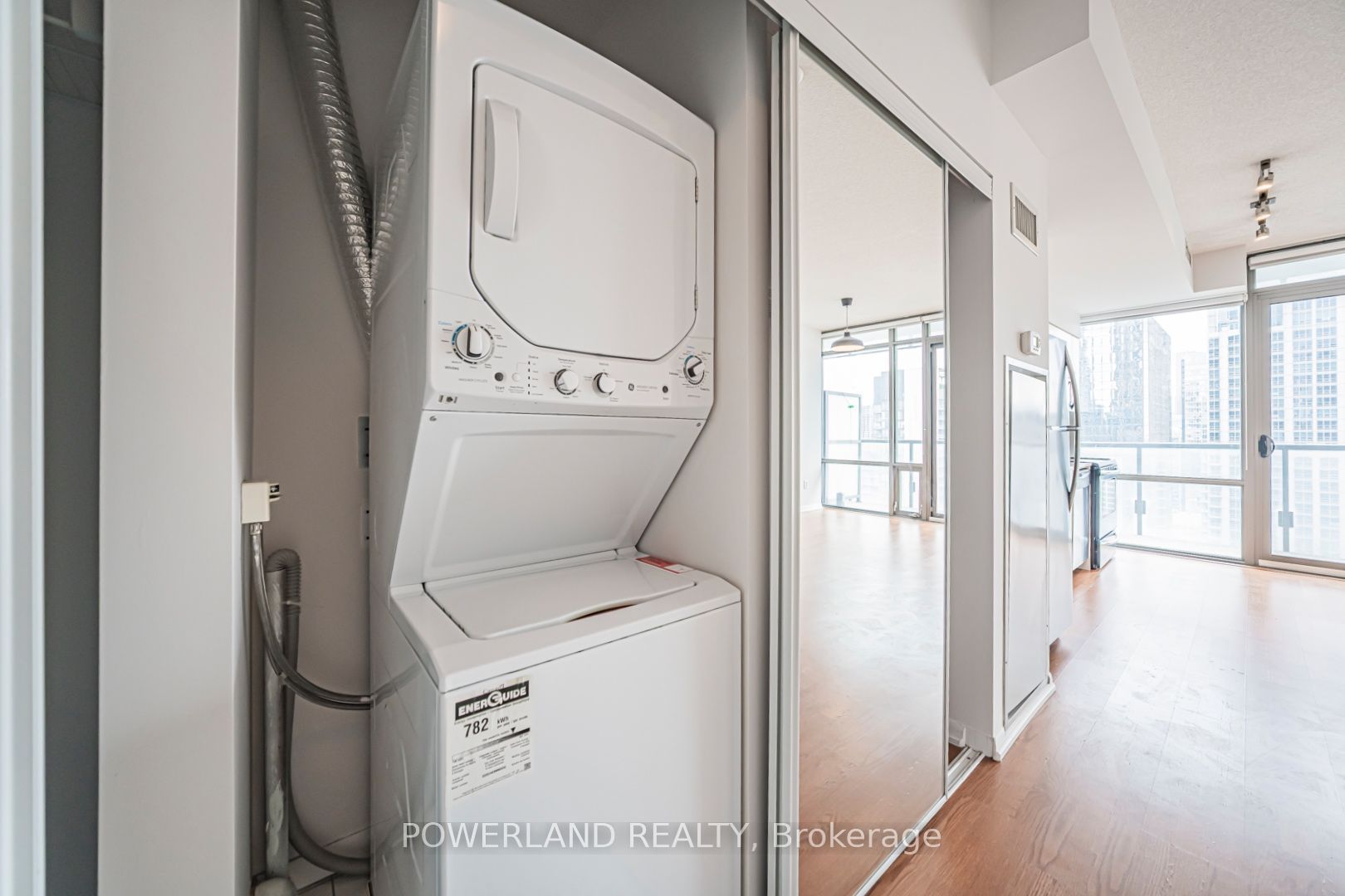 38 Grenville Street 2905, Toronto, ON M4Y 1A5 photo 2