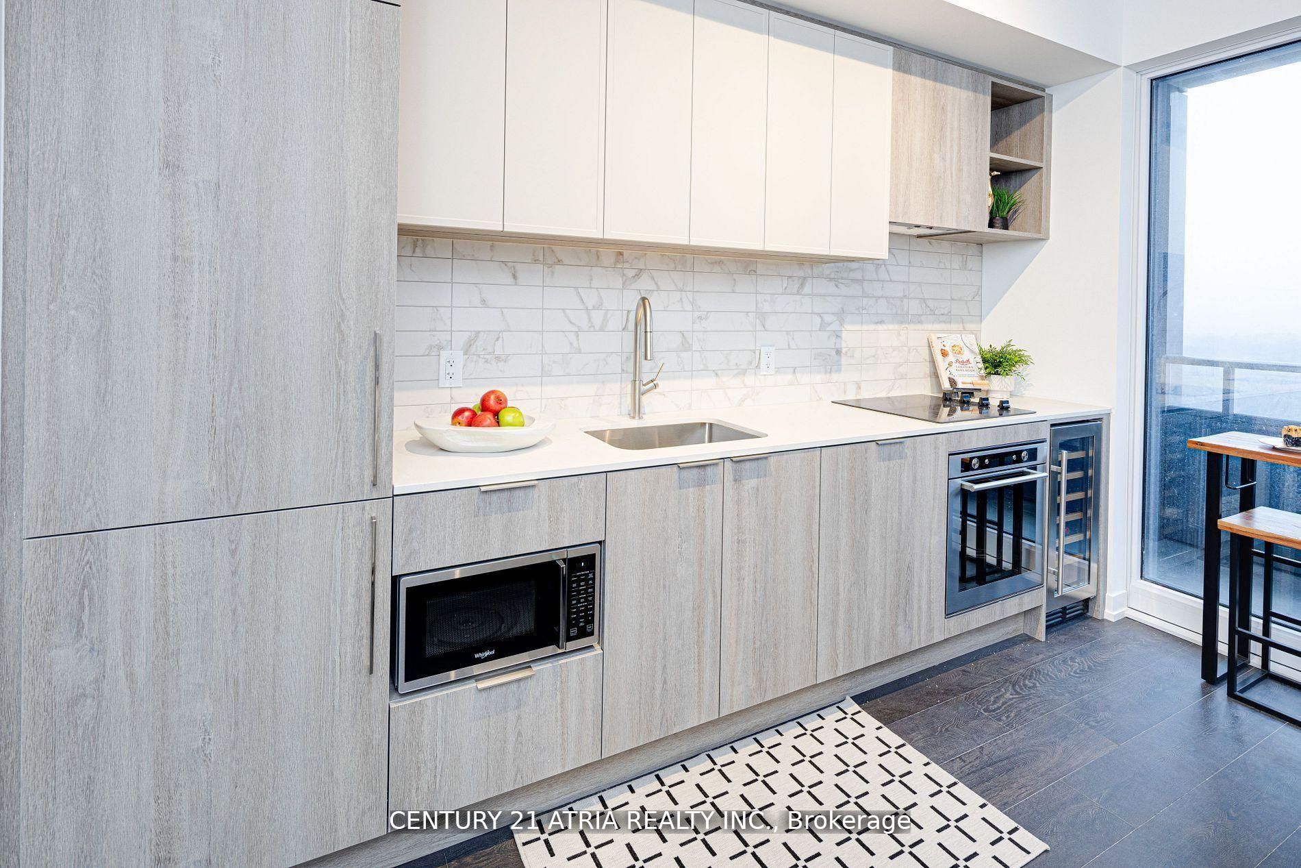 2020 Bathurst Street 1810, Toronto, ON M5P 0A6 photo 3