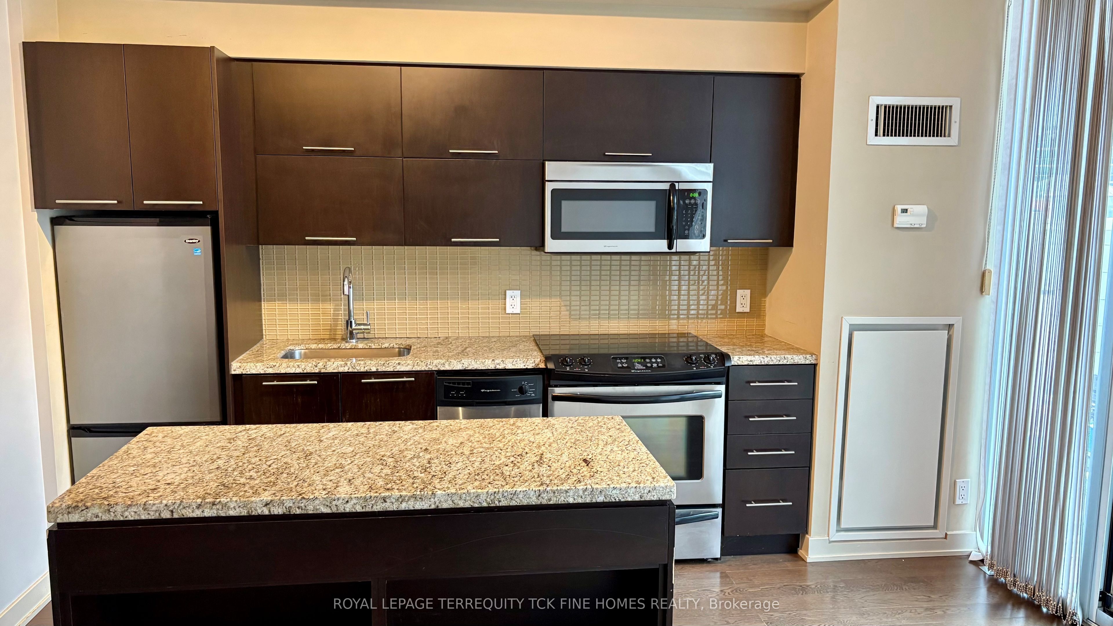 21 Nelson Street 707, Toronto, ON M5V 3H9