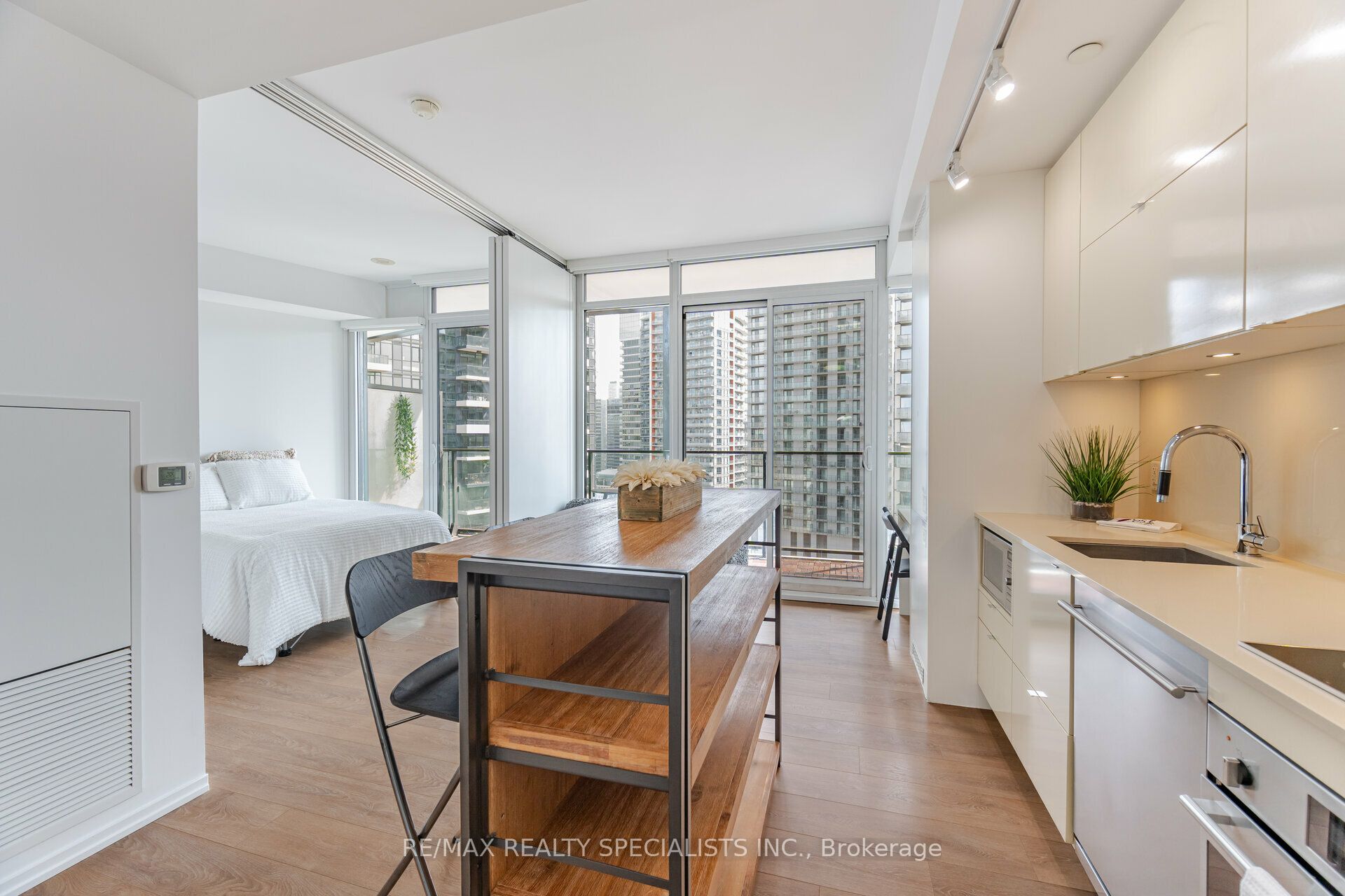 125 Peter Street 3012, Toronto, ON M5V 0M2