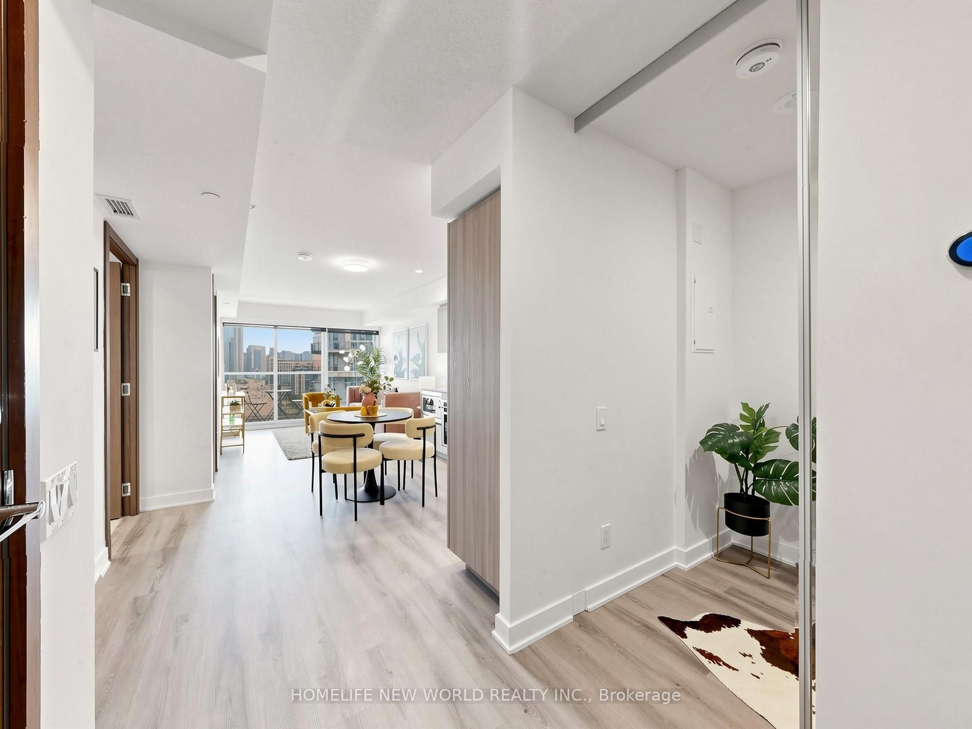 17 Bathurst Street 2011, Toronto, ON M5V 0N1 photo 3