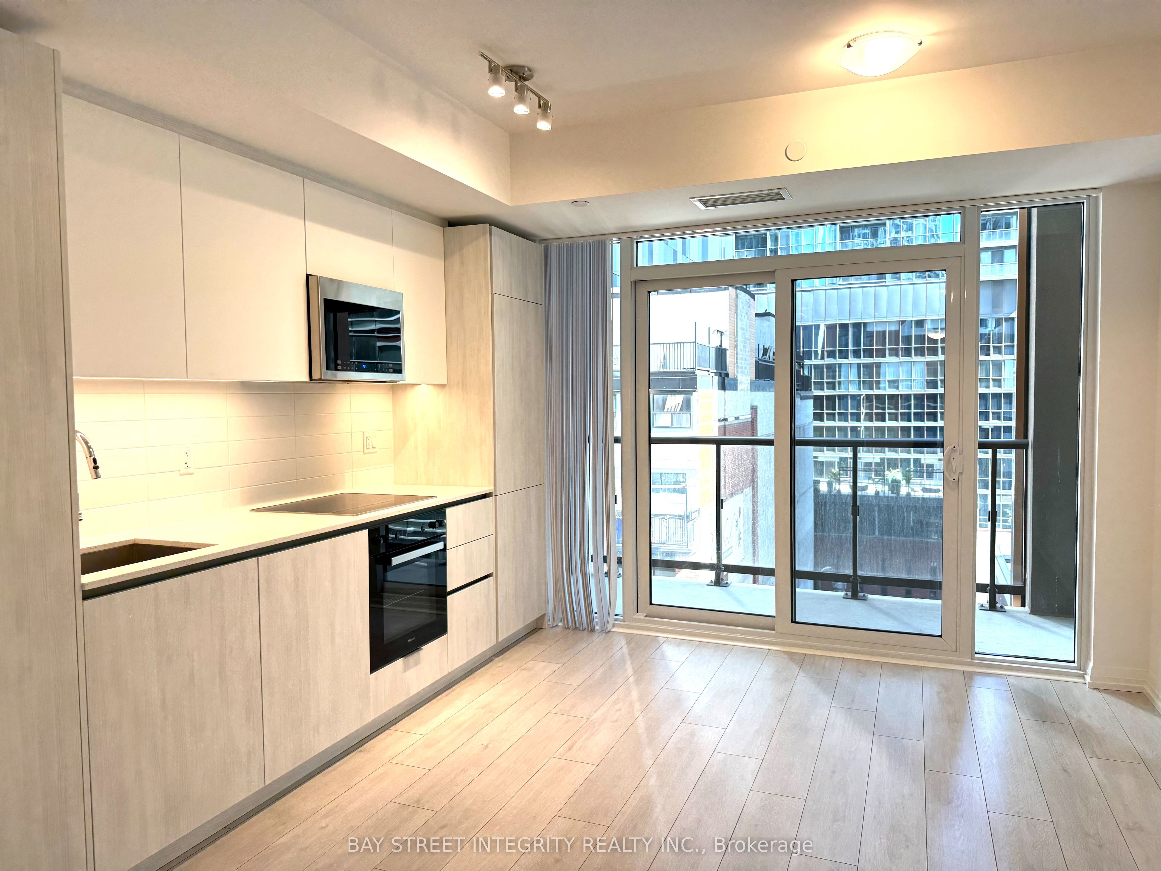 400 King Street W 609, Toronto, ON M5V 0X8 photo 3