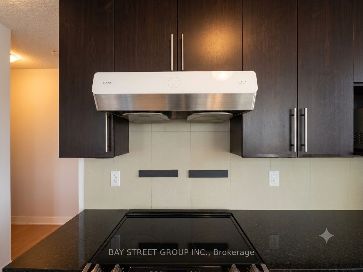 28 Linden Street 1206, Toronto, ON M4Y 0A4 photo 5