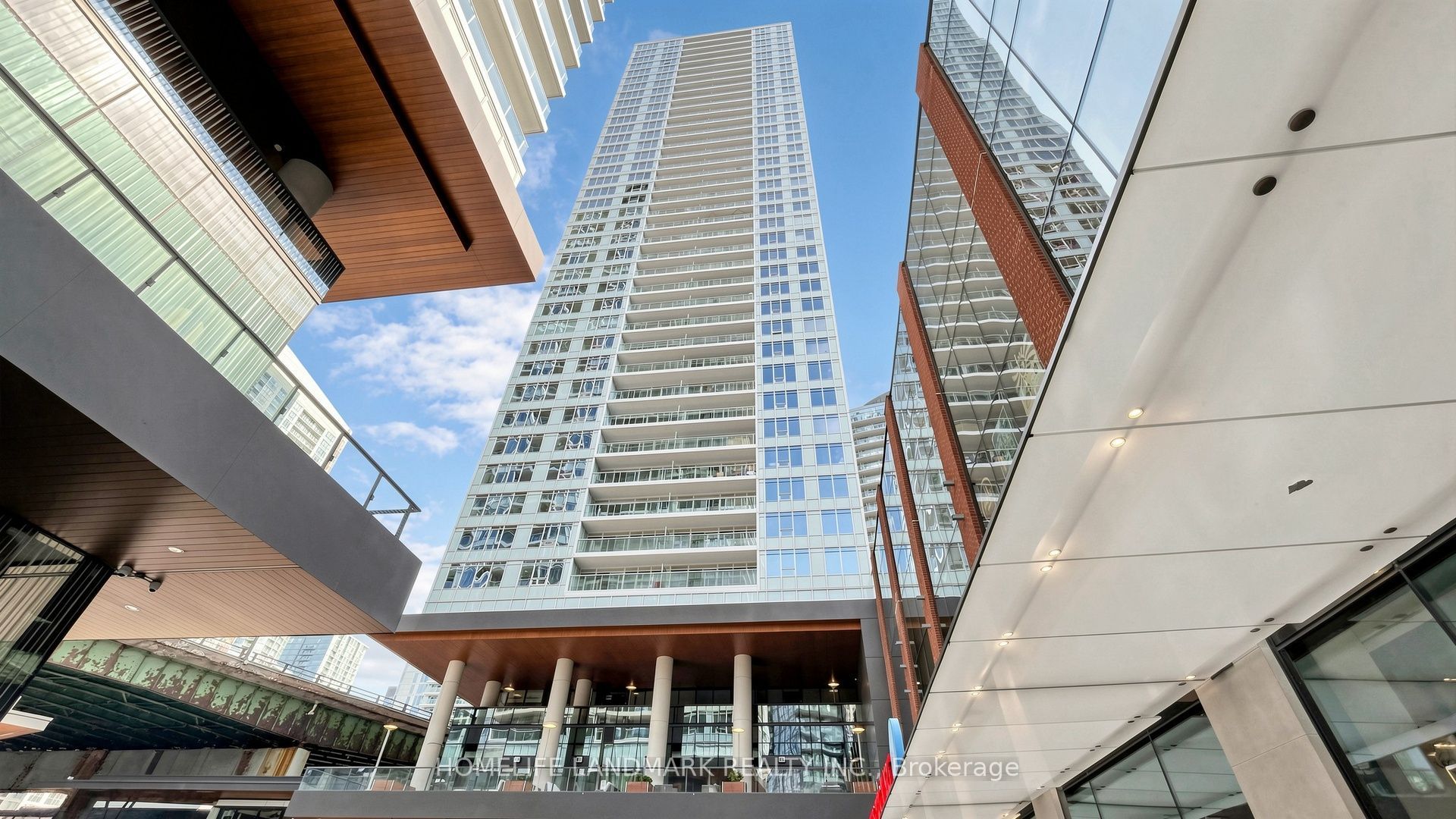 17 Bathurst Street 806, Toronto, ON M5V 0N1 photo 3