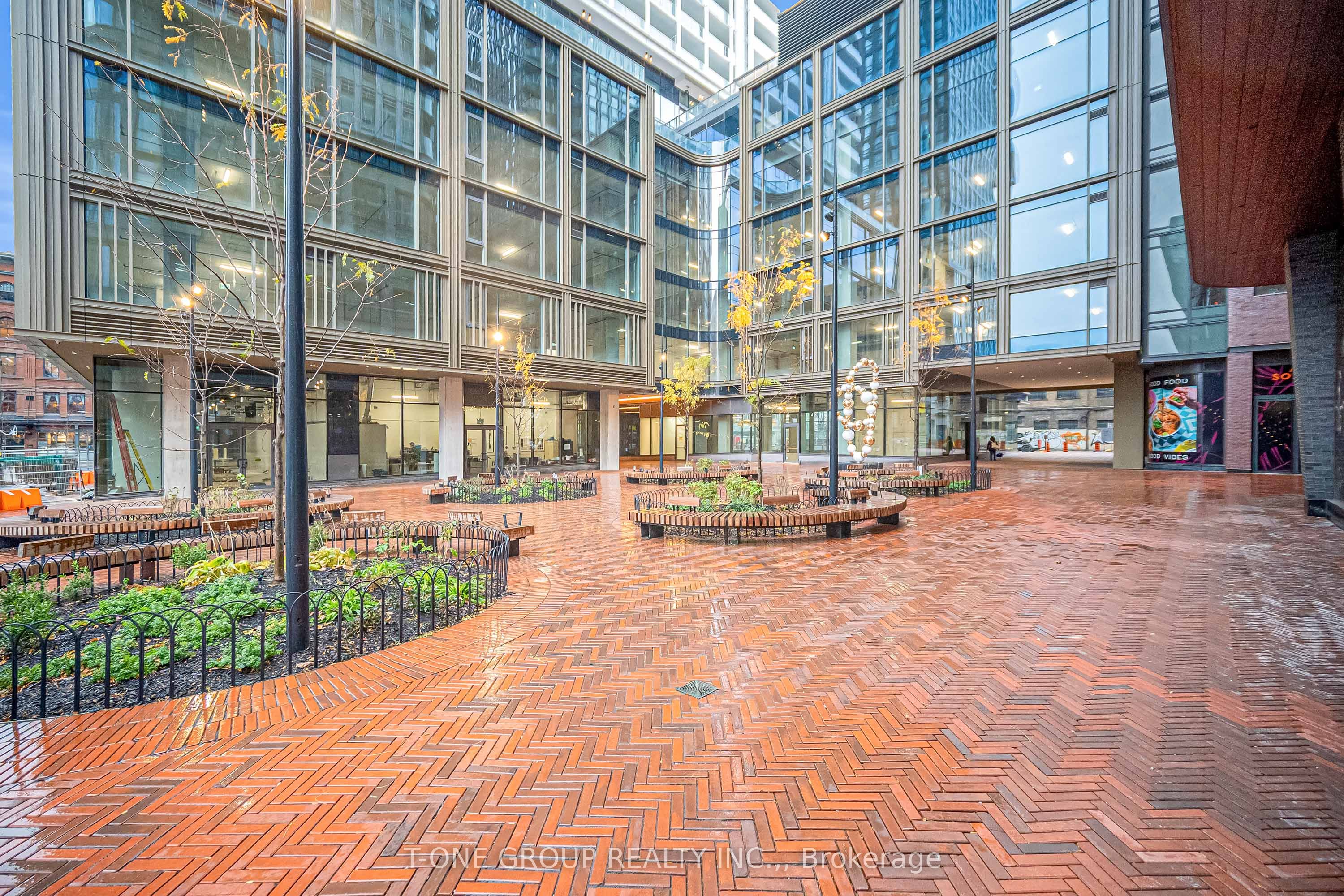 88 Queen Street E 4707, Toronto, ON M5C 0B6 photo 3