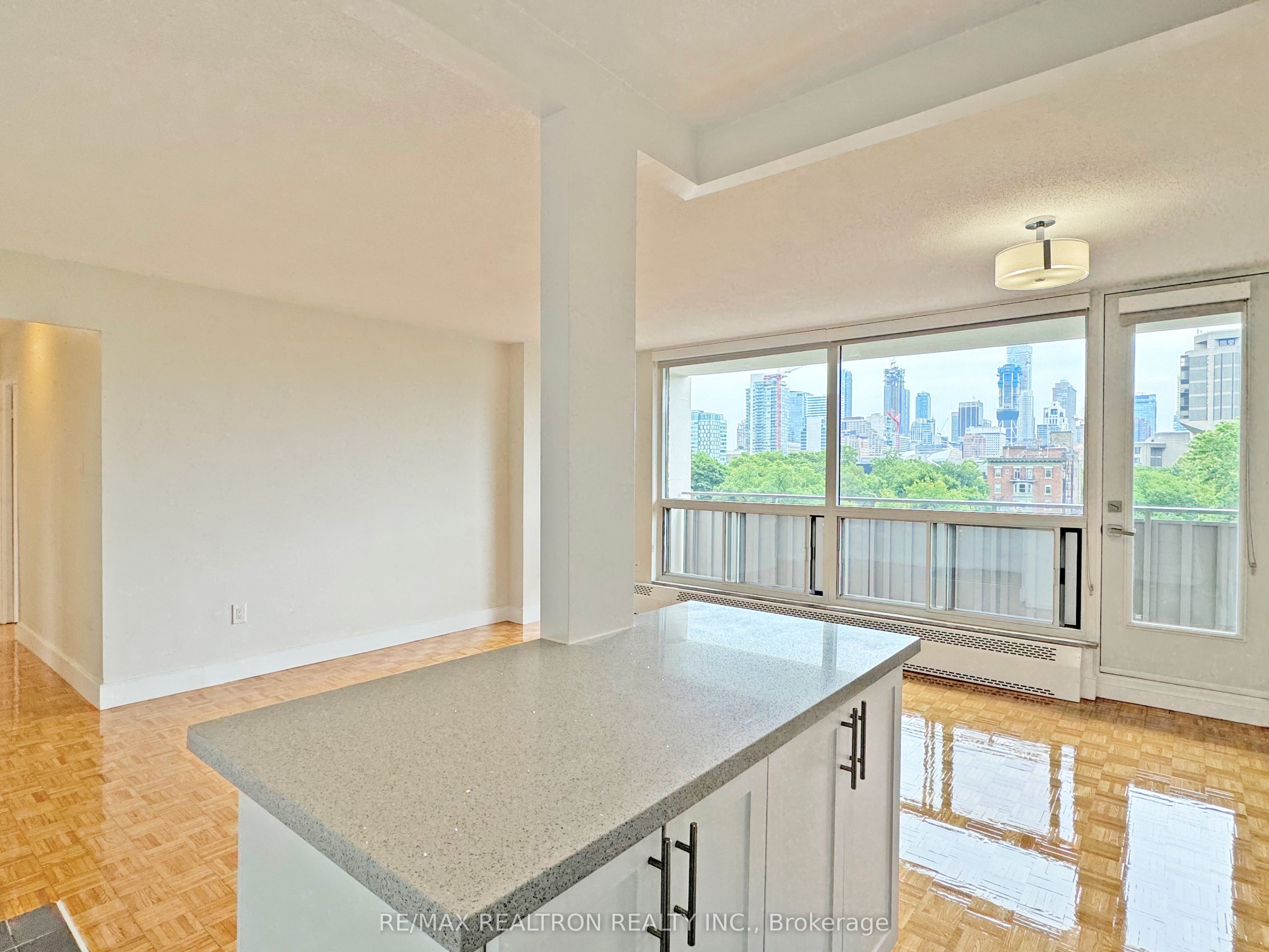 666 Spadina Avenue 903, Toronto, ON M5S 2H8 photo 3