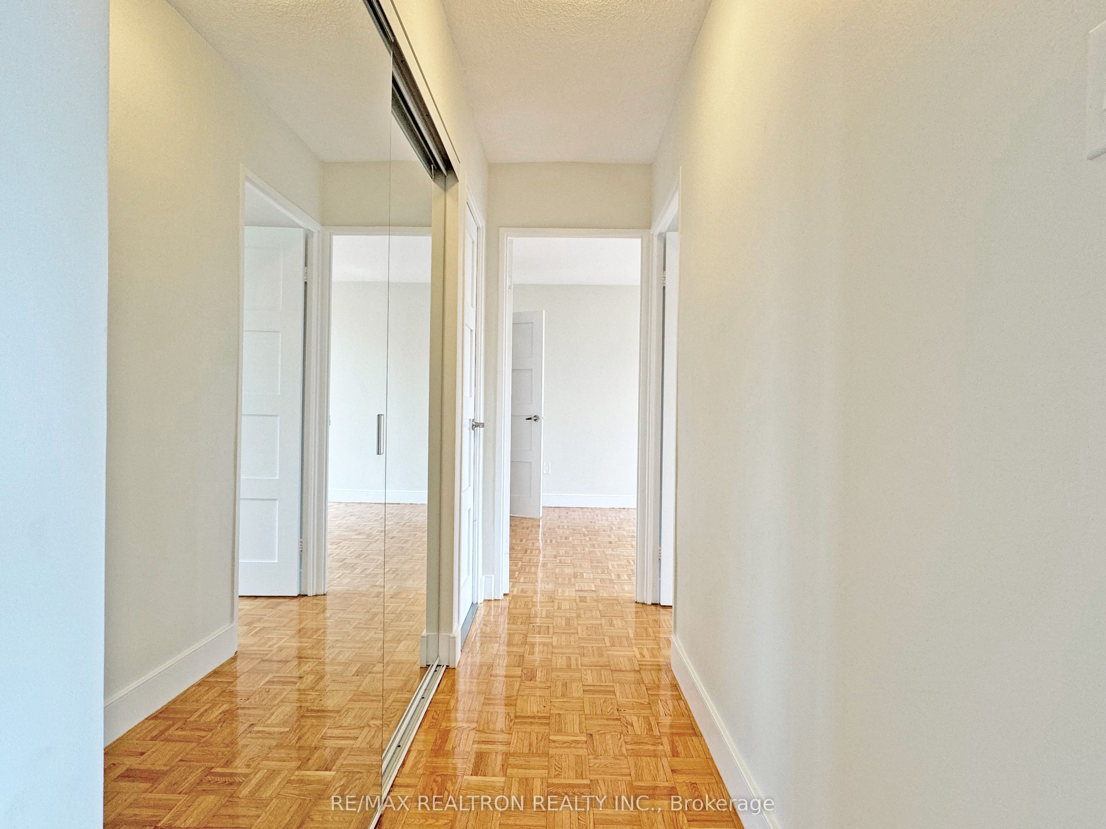 666 Spadina Avenue 903, Toronto, ON M5S 2H8 photo 5