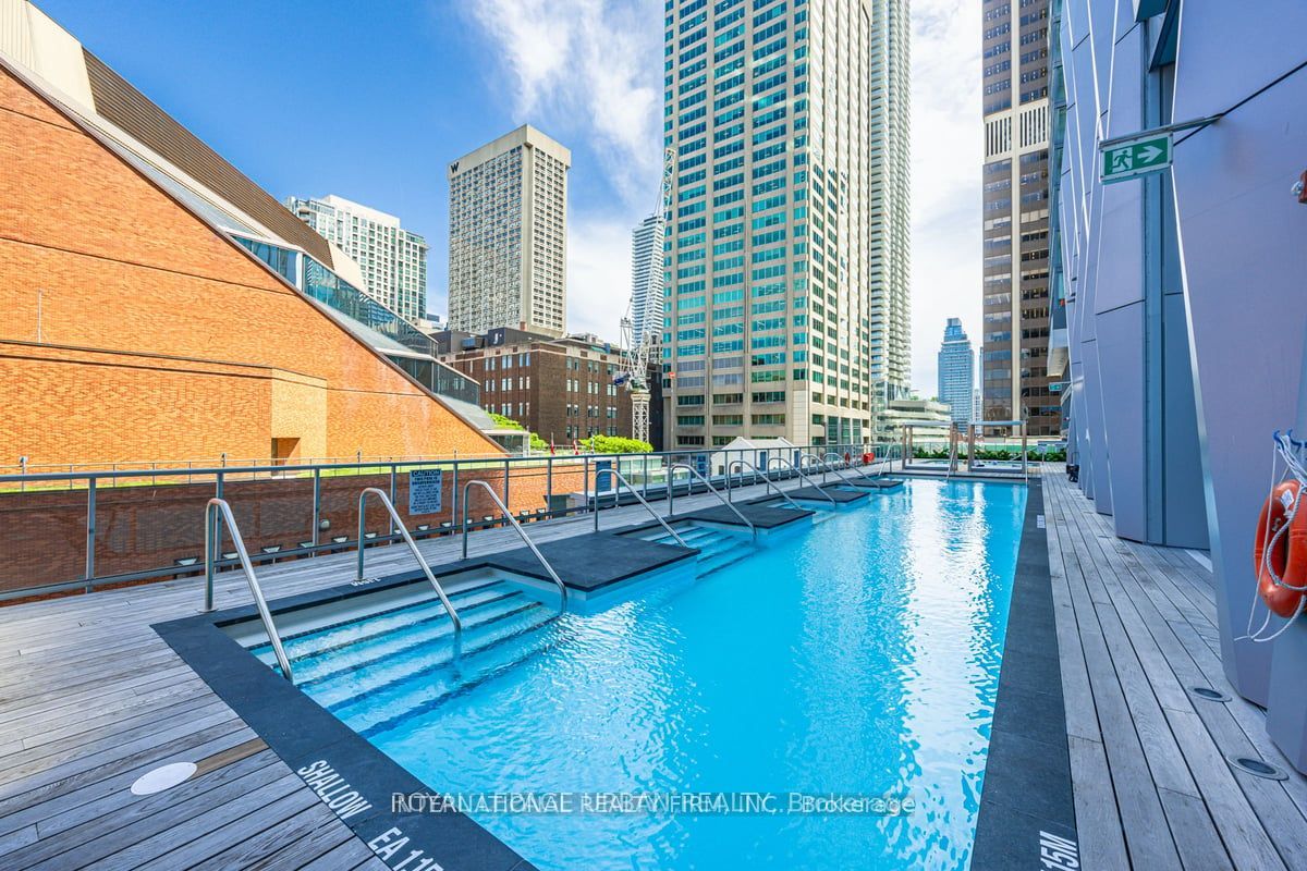 1 Yorkville Avenue 4212, Toronto, ON M4W 1L1 photo 2