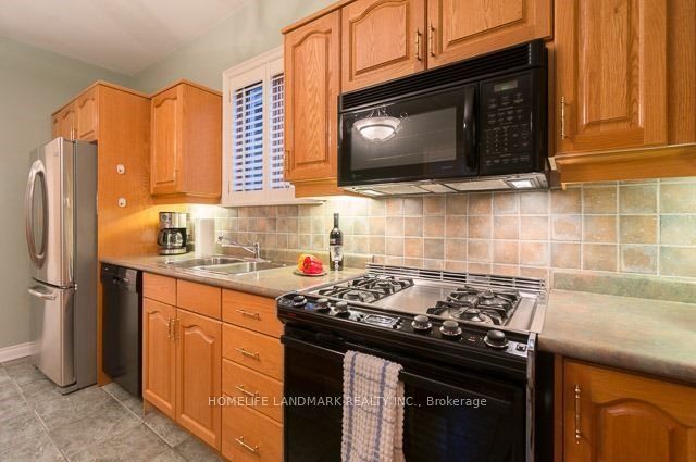 231 Clinton Street, Toronto, ON M6G 2Y4 photo 5